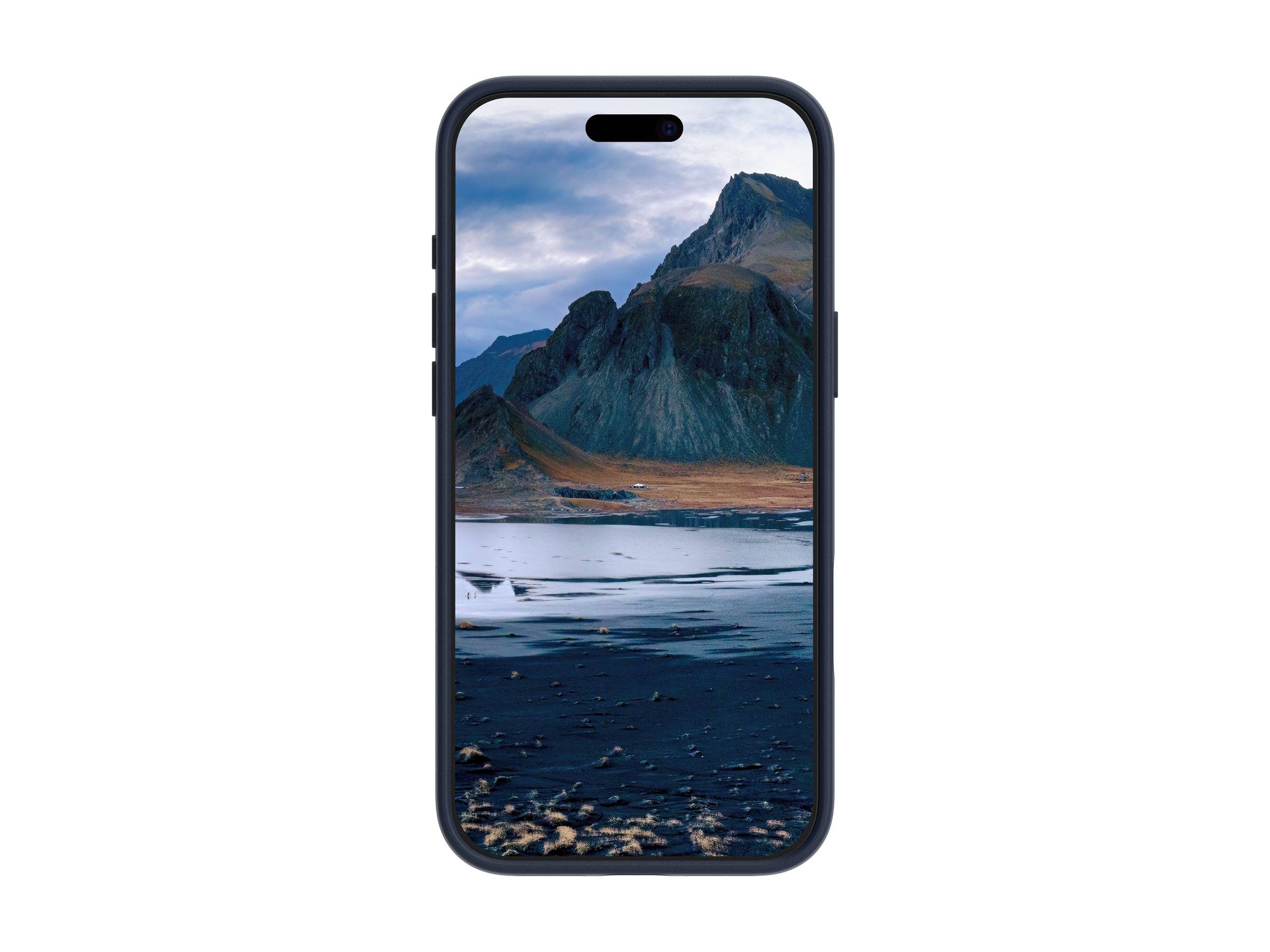 Ein Smartphone, das eine malerische Landschaft mit Bergen, einem bewölkten Himmel und einem spiegelnden Gewässer im Vordergrund zeigt.