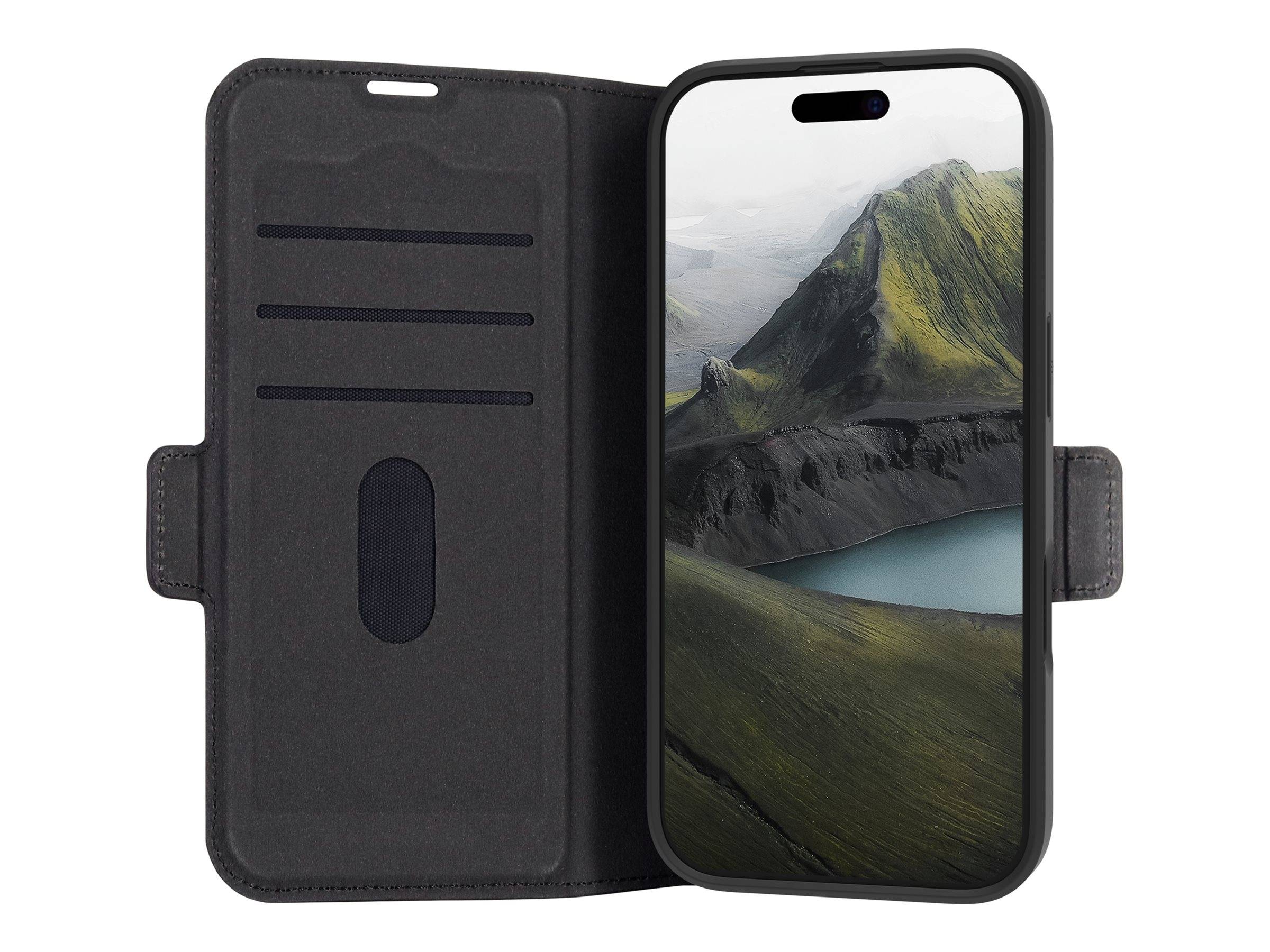 Ein Smartphone mit einer Schutzhülle, das eine Landschaftstapete mit üppig grünen Bergen und einem See unter einem bewölkten Himmel zeigt.