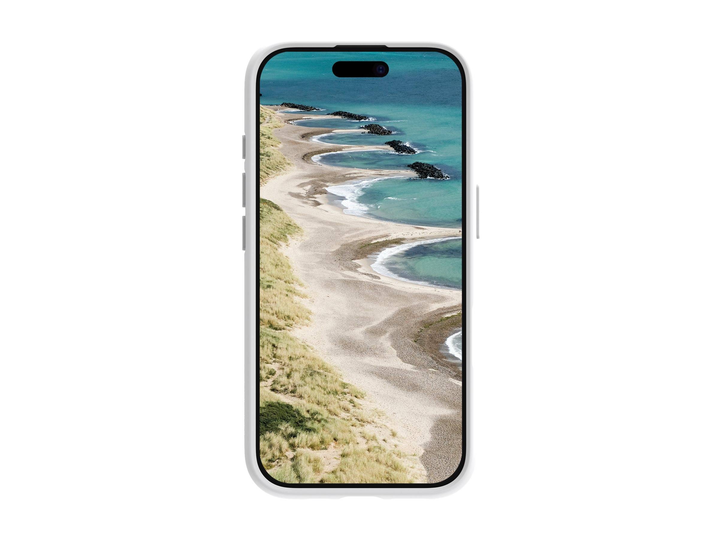 Ein Smartphone-Bildschirm zeigt eine Luftaufnahme eines Strandes mit gekrümmten Wellen, türkisfarbenem Wasser und sandigen Ufern, die von Grünpflanzen gesäumt werden.