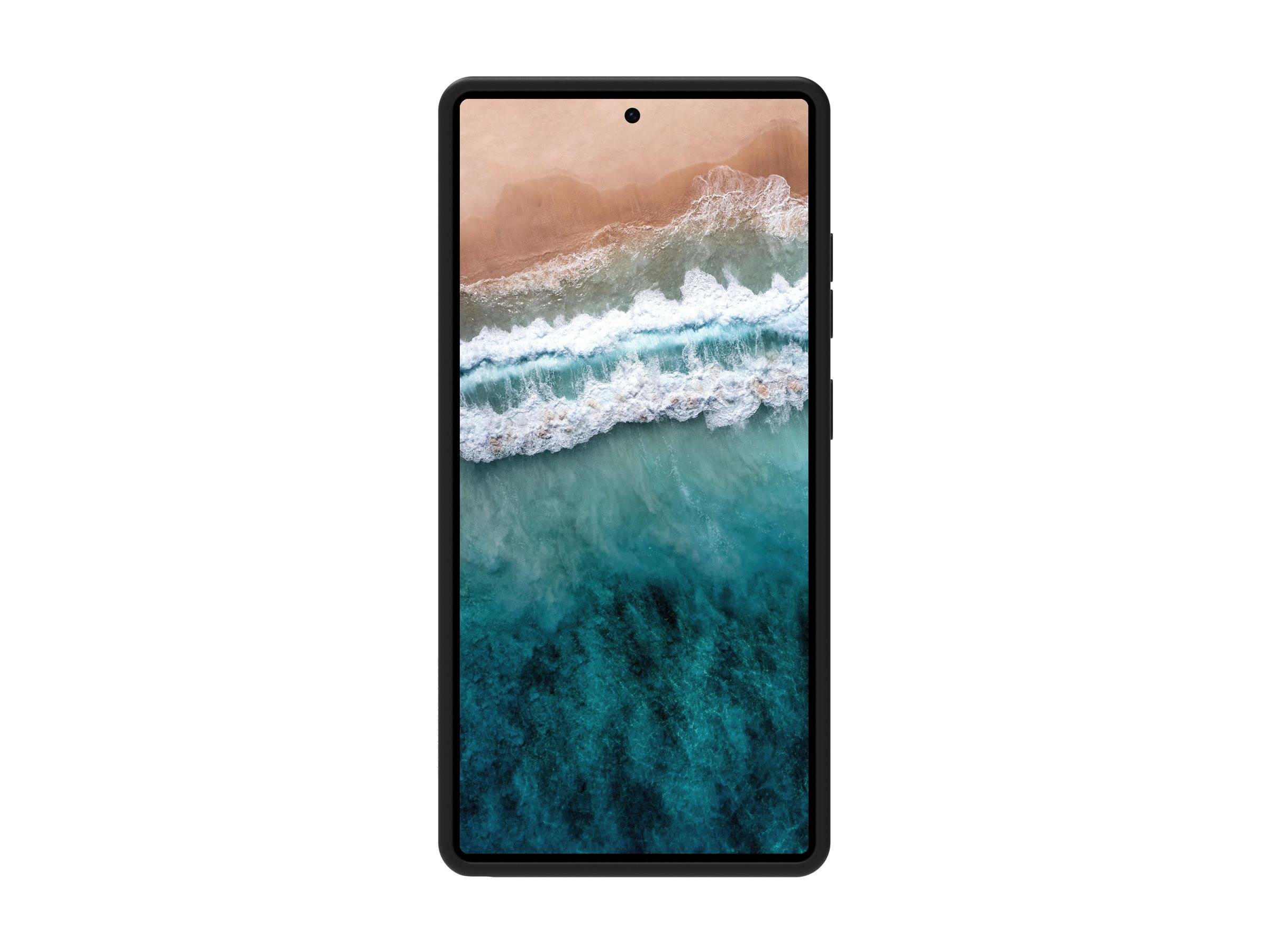 Ein Smartphone, das eine Luftaufnahme eines Strandes mit an den Strand brandenden Wellen zeigt.