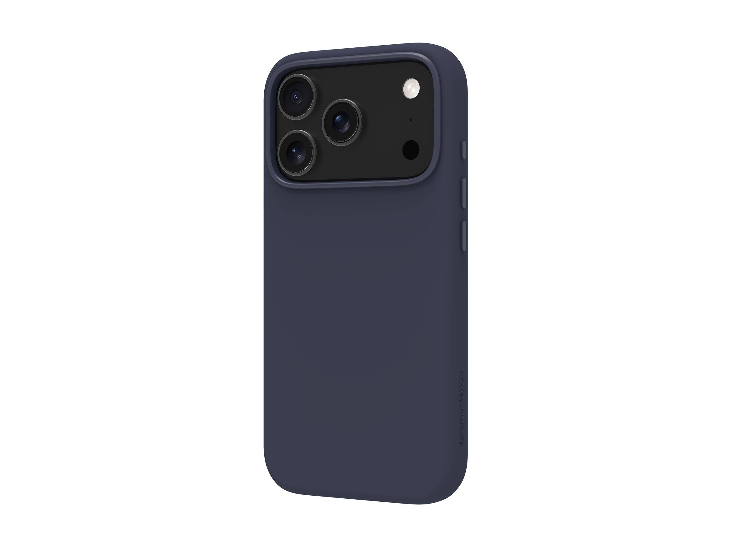 Ein Smartphone mit einer schlanken marineblau-Hülle, das drei Kameraobjektive und einen Blitz auf der Rückseite trägt, vor einem einfarbigen weißen Hintergrund.