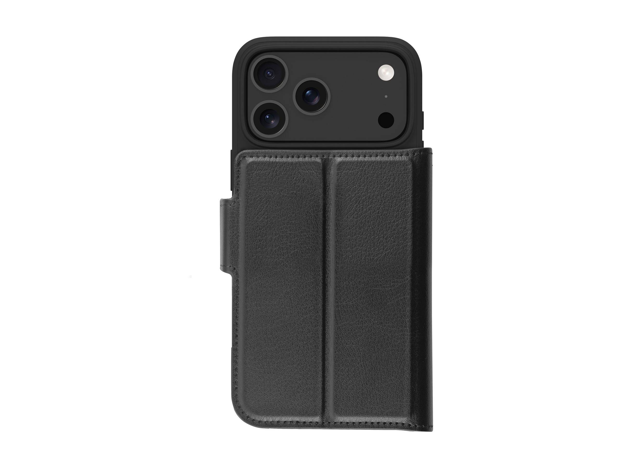 Ein Smartphone mit einer Dreifach-Kamera-Ausstattung ist teilweise in eine elegante, schwarze Lederhülle eingesetzt, wobei sein Design und Schutz zur Geltung kommen.