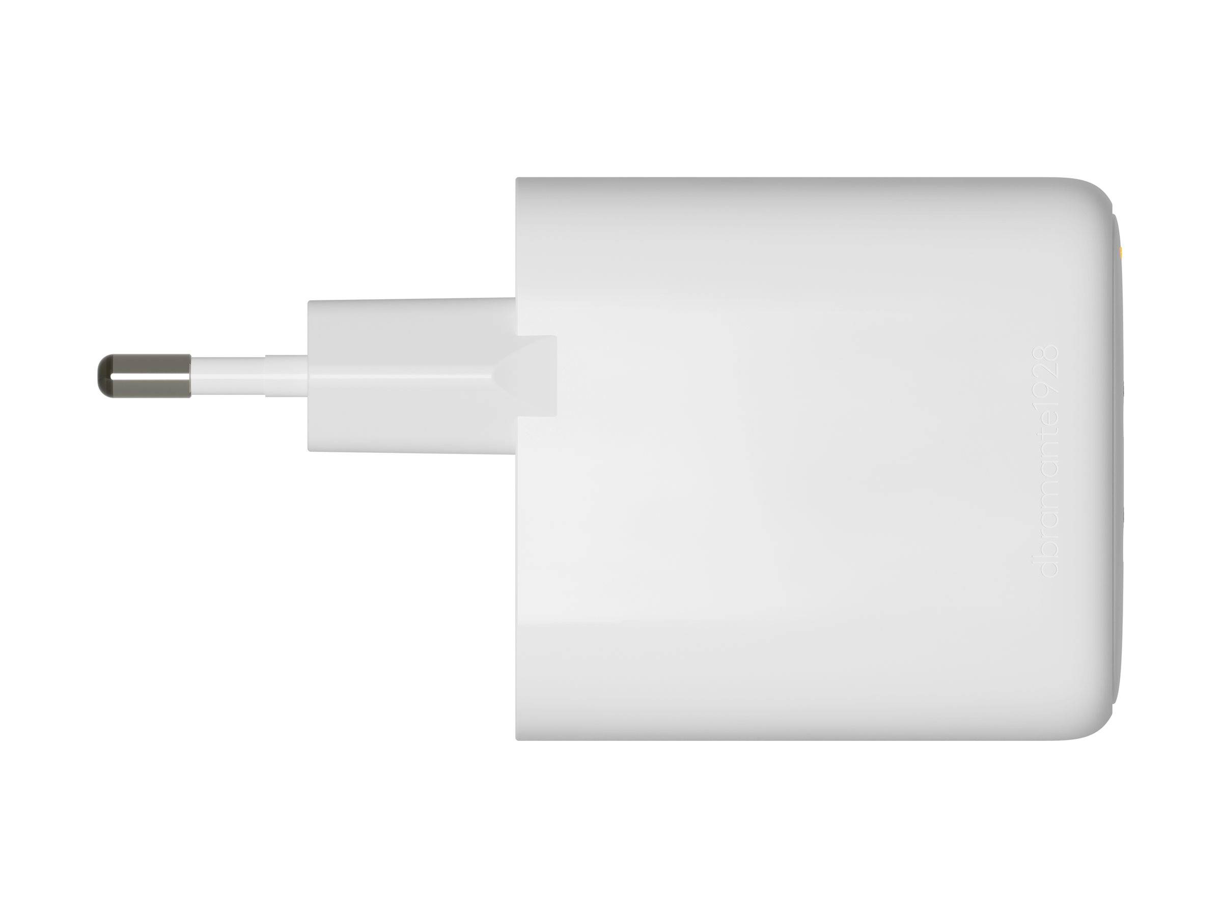 Eine weiße Wandsteckdose mit zusammenklappbarem Stecker ist zu sehen. Sie verfügt über einen USB-C-Anschluss zum Aufladen elektronischer Geräte.