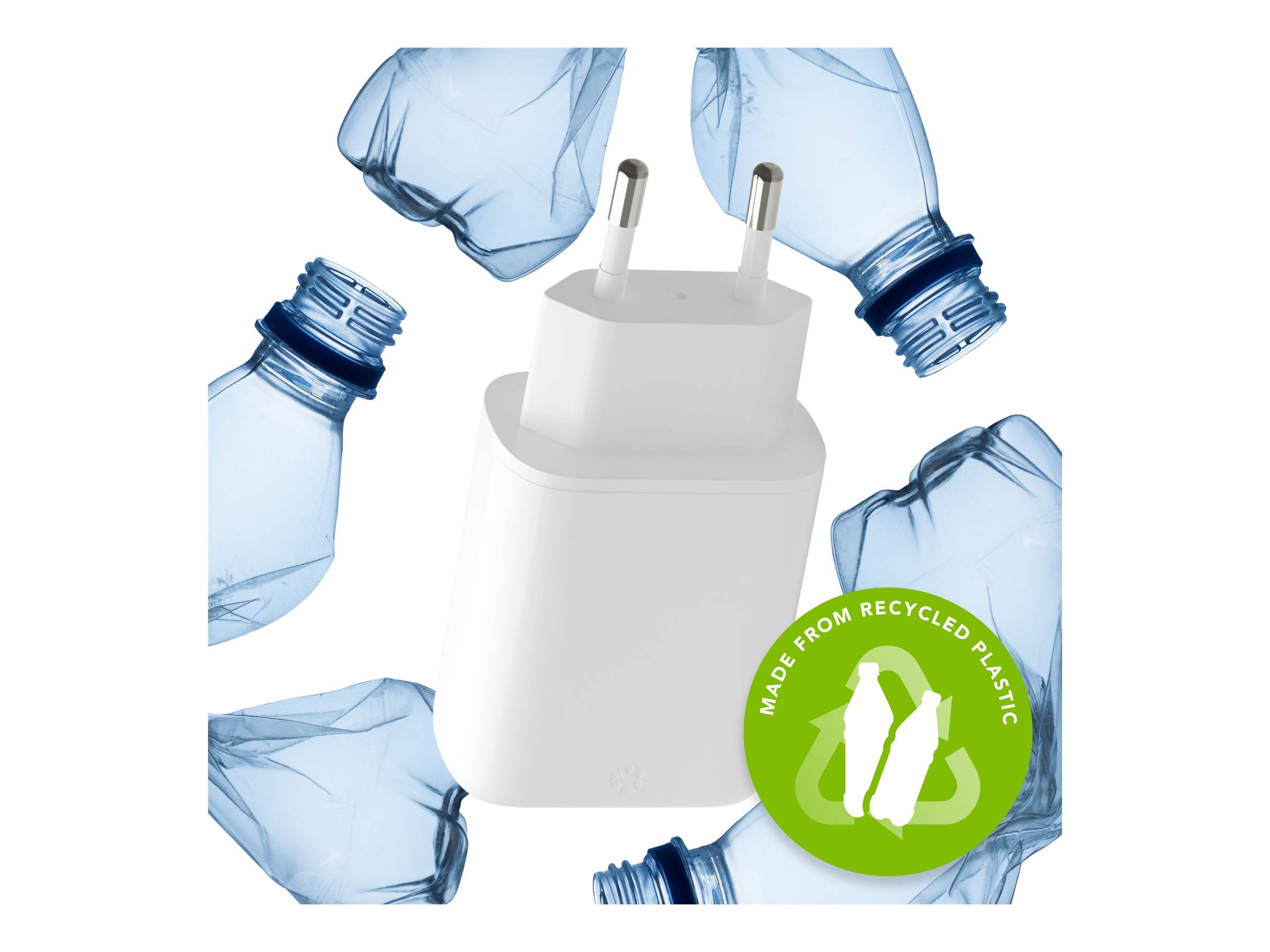 Ein weißer elektrischer Ladestecker, umgeben von sechs zerdrückten blauen Plastikflaschen. Ein grüner Kreis zeigt die Aufschrift „Aus recyceltem Plastik hergestellt