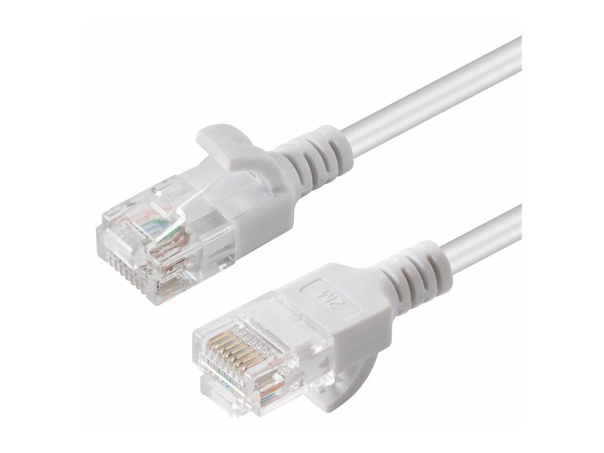 Zwei weiße Ethernet-Kabel mit transparenten Steckern, die auf einem weißen Hintergrund präsentiert werden.