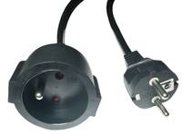 Ein schwarzer elektrischer Stecker und eine Steckdose im europäischen Stil. Die Steckdose erscheint verbindungsbereit und zeigt die Metallzinken und Öffnungen.