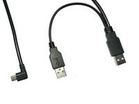 Drei USB-Kabel, zwei mit Standard-USB-Anschlüssen und eines mit einem Micro-USB-Anschluss, auf einem weißen Hintergrund.