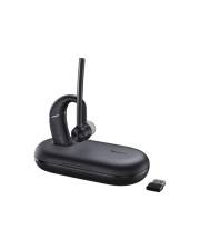 Schwarzes kabelloses In-Ear-Headset mit Ladekoffer und kleinem USB-Dongle auf weißem Hintergrund.