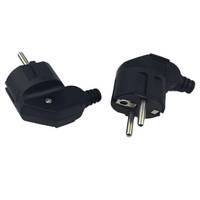 Zwei schwarze elektrische Steckdosenadapter mit drei Stiften, aus verschiedenen Winkeln auf weißem Hintergrund gezeigt.