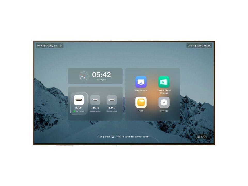Smart-TV-Startbildschirm mit der Uhrzeit 05:42, App-Kacheln für Bildschirm übertragen, YouTube, Dateien, Einstellungen und HDMI-Eingänge auf einem Bergwallpaper.