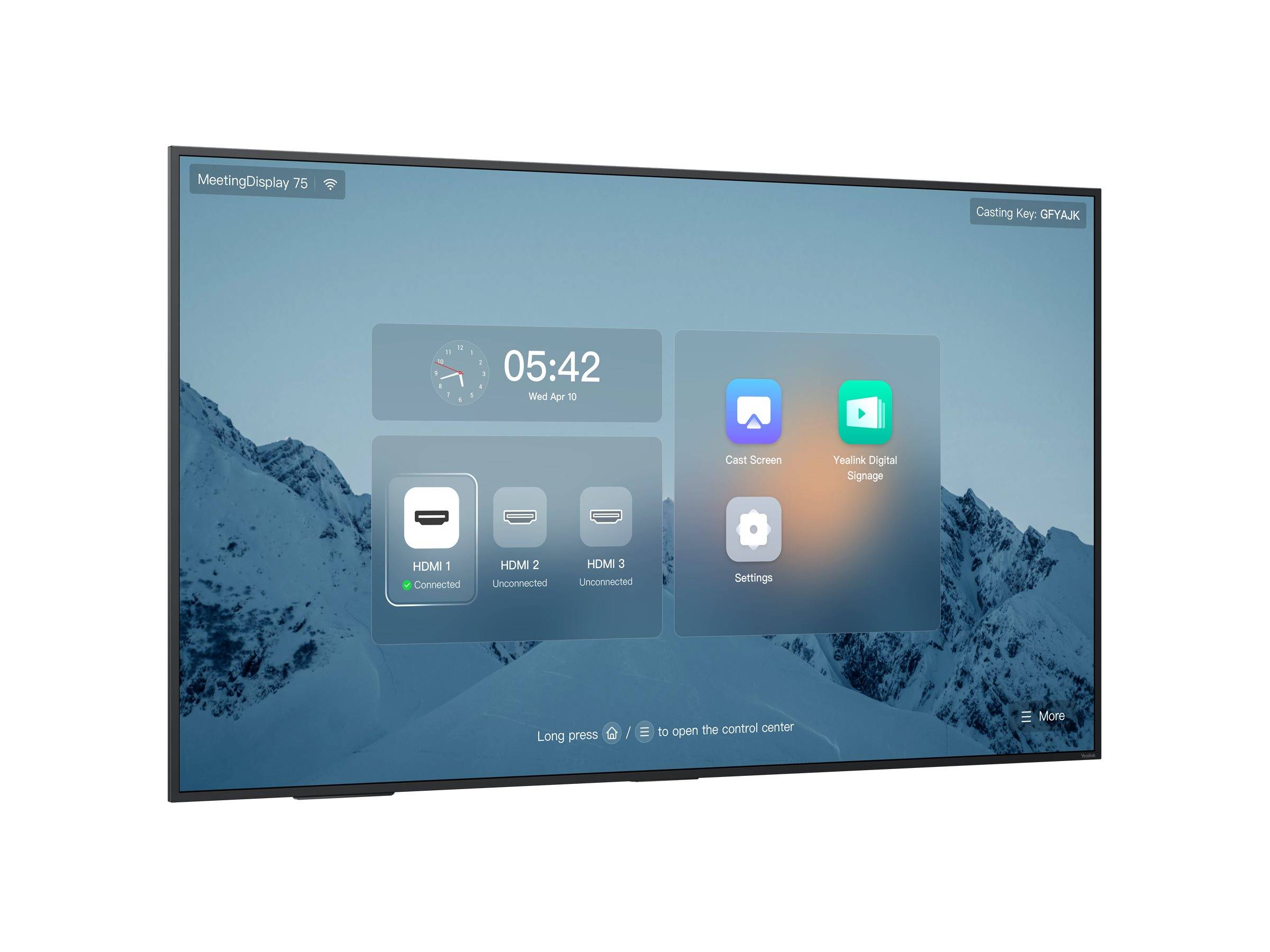 Ein digitaler Bildschirm zeigt ein Bedienfeld mit Optionen für HDMI-Anschlüsse, Anrufbildschirm, digitale Beschilderung und Einstellungen vor einem Bergpanorama.