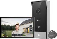 Türklingelkamera-System mit Monitor, auf dem eine lächelnde Frau vor einem Haus angezeigt wird. Die Kamera zeichnet Besucher und die Umgebung auf.