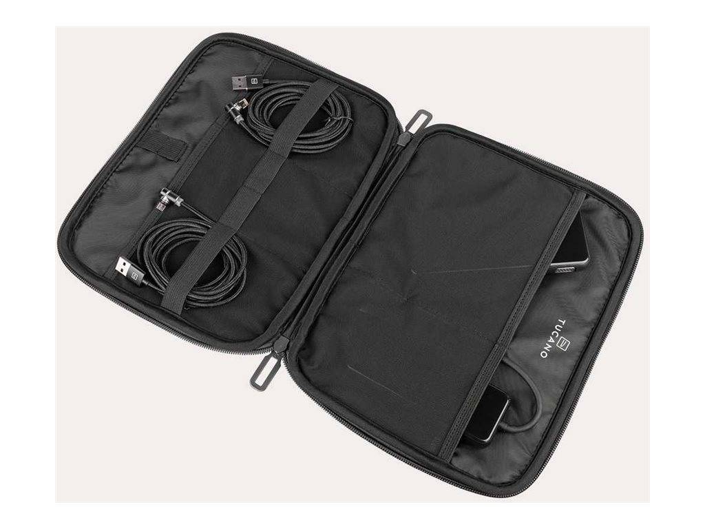 Offenes schwarzes Kabelorganizer-Etui mit Reißverschluss, in dem aufgerollte Kabel und zwei Geräte aufbewahrt sind, vor hellem Hintergrund gezeigt.