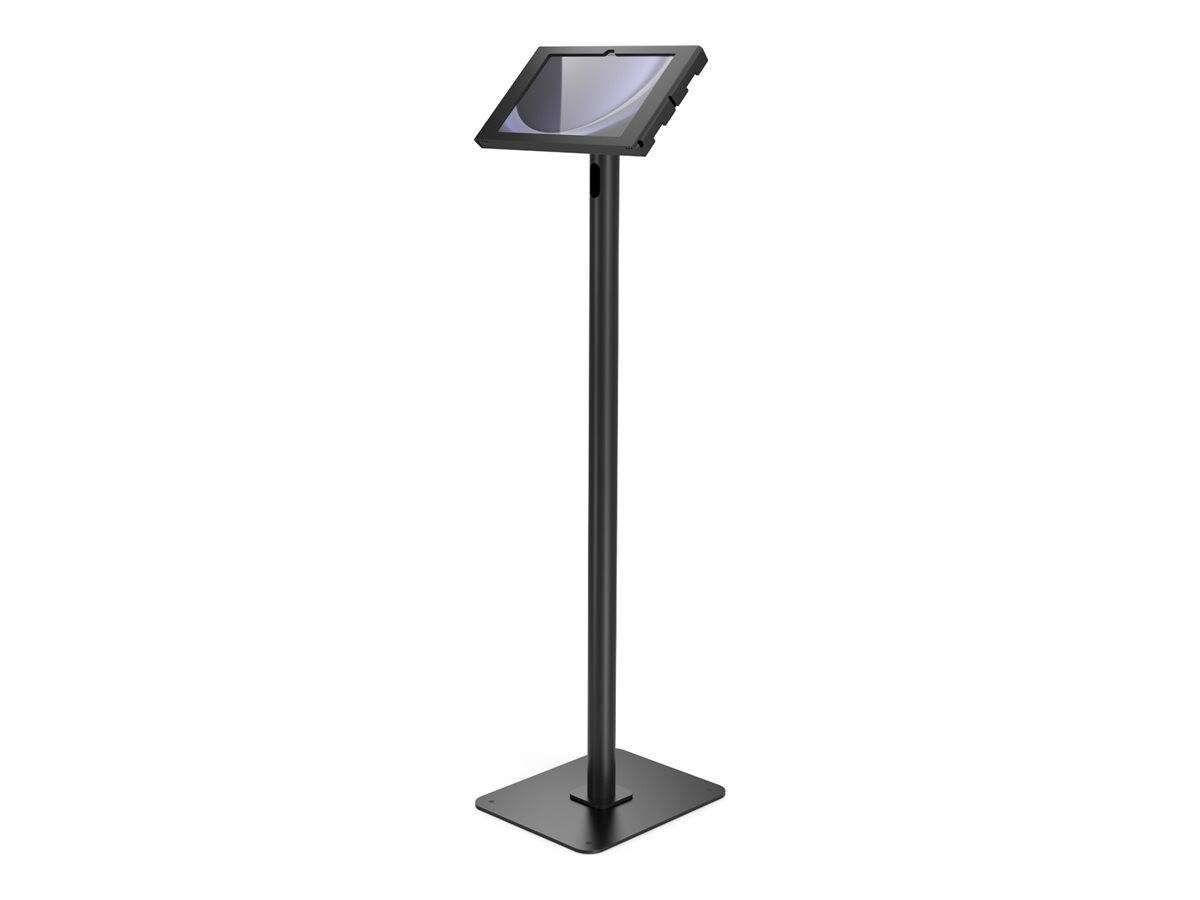 Eine schwarze freistehende Solarleuchte auf einem hohen Mast mit quadratischem Sockel, isoliert auf weißem Hintergrund dargestellt.