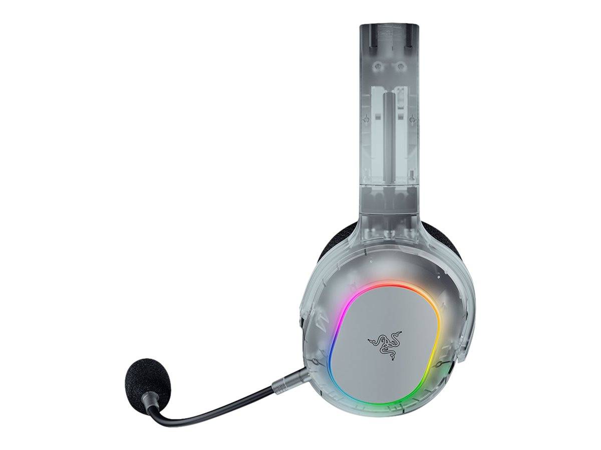 Ein Gaming-Headset mit transparentem Design, einstellbarem Mikrofon und anpassbarer RGB-Beleuchtung. Das Razer-Logo ist auf der Ohrmuschel sichtbar.