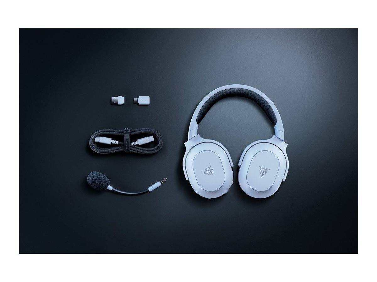 Weißes Gaming-Headset mit abnehmbarem Mikrofon, USB-Anschluss und Ladekabel auf dunklem Hintergrund, ordentlich präsentiert.