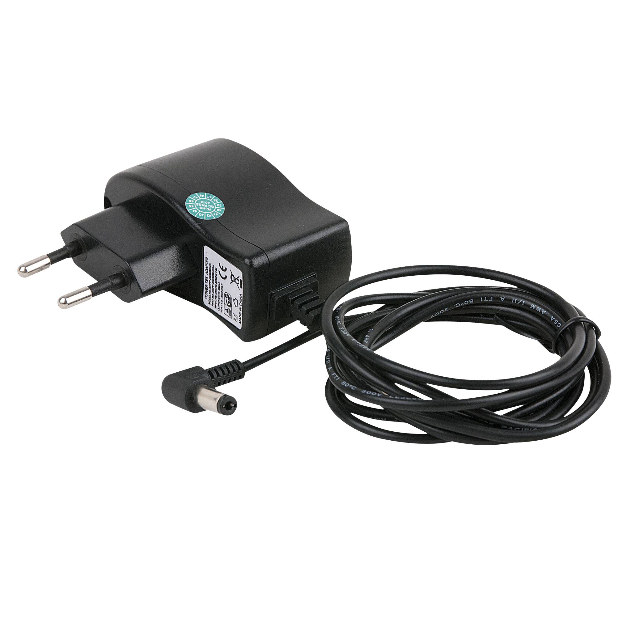 Ein schwarzes elektrisches Ladegerät mit einem zweiadrigen Stecker und einem spiralförmigen Kabel liegt vor einem schwarzen Hintergrund.