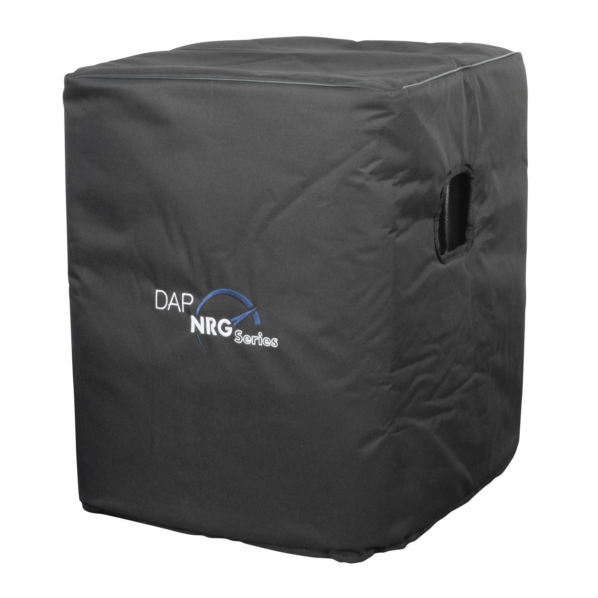 Eine schwarze Schutzabdeckung für einen Lautsprecher mit dem Text 'DAP NRG Series' in Weiß und Blau. Die Abdeckung verfügt über Grifföffnungen.