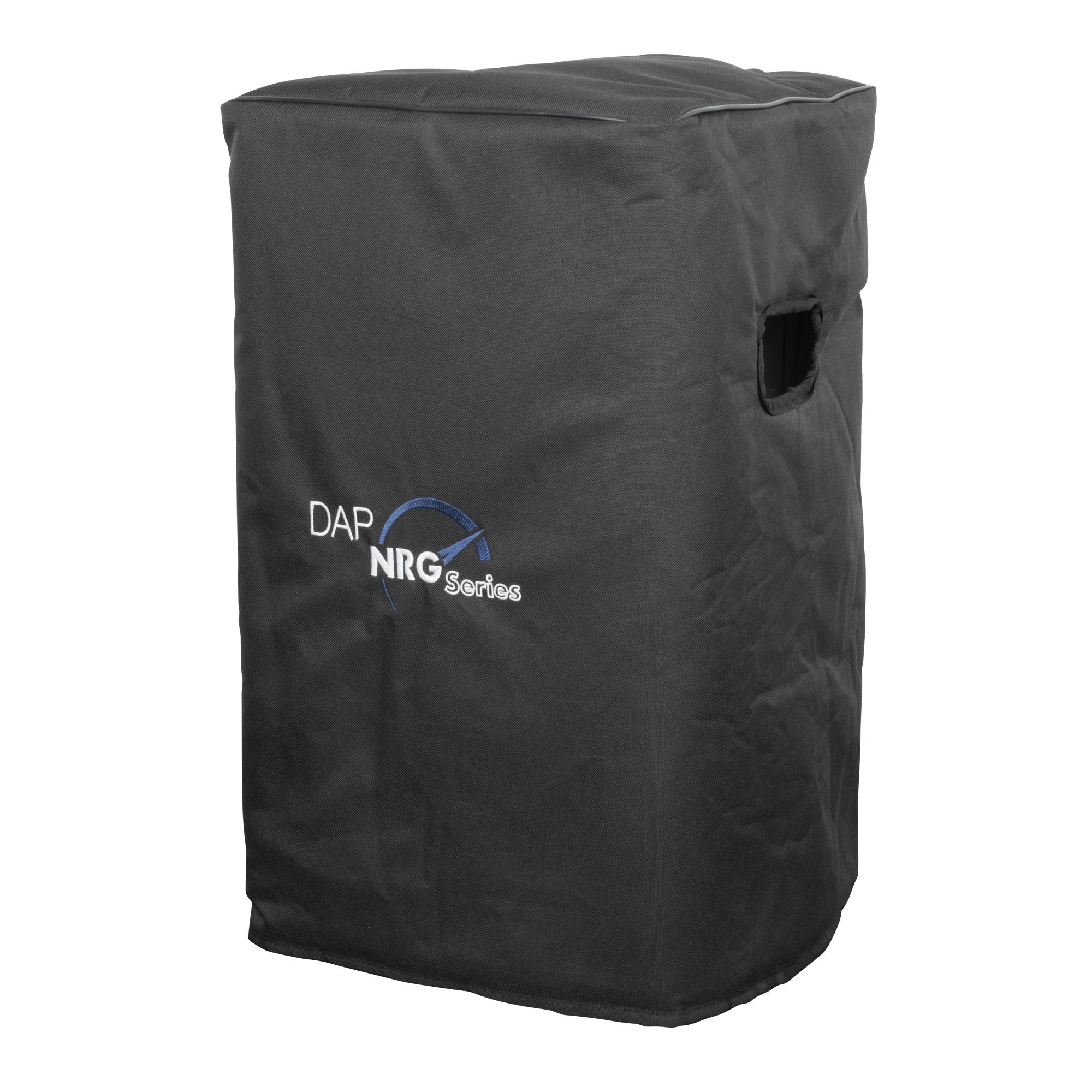 Eine schwarze Schutzabdeckung mit der Aufschrift 'DAP NRG Series', die über einen Lautsprecher gezogen ist und seitliche Ausschnitte für Tragegriffe aufweist.