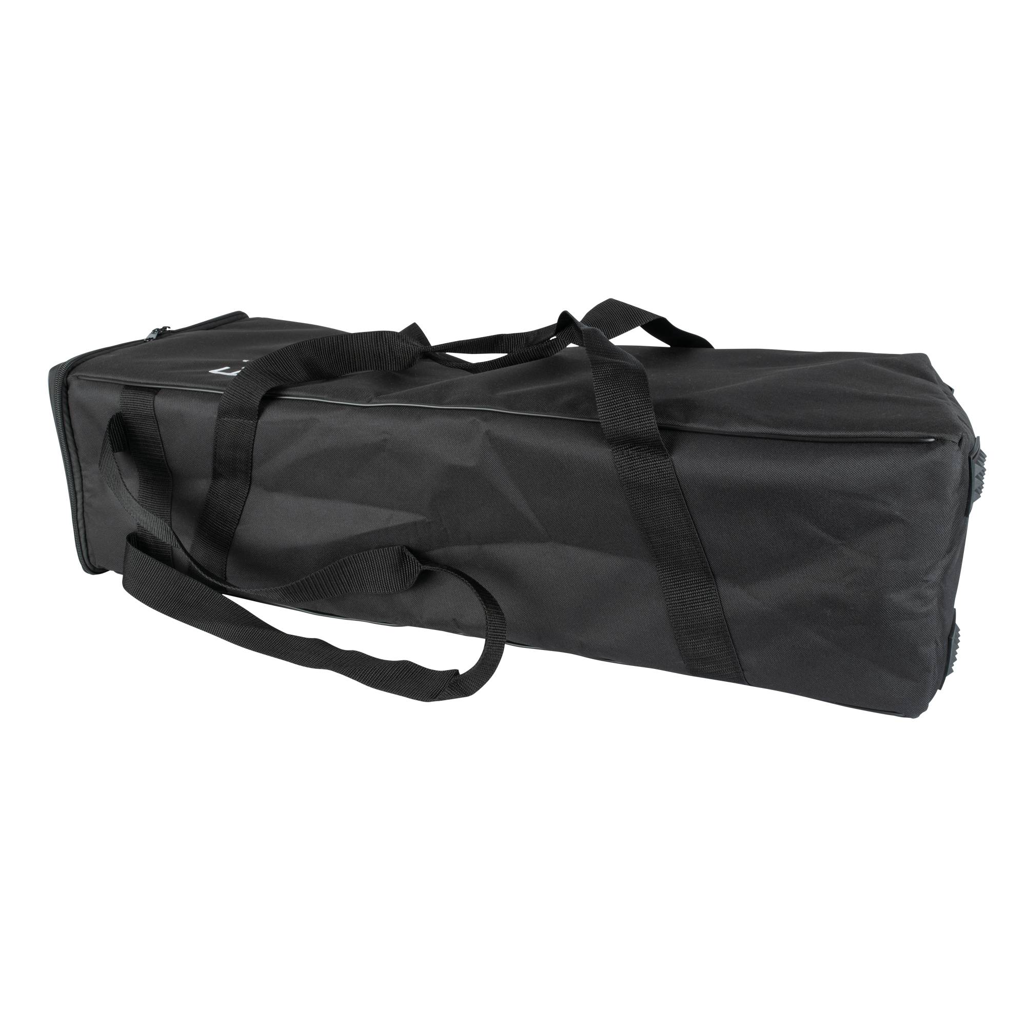 Eine schwarze, rechteckige Reisetasche mit Griffen und einem Reißverschluss wird vor einem schwarzen Hintergrund platziert.