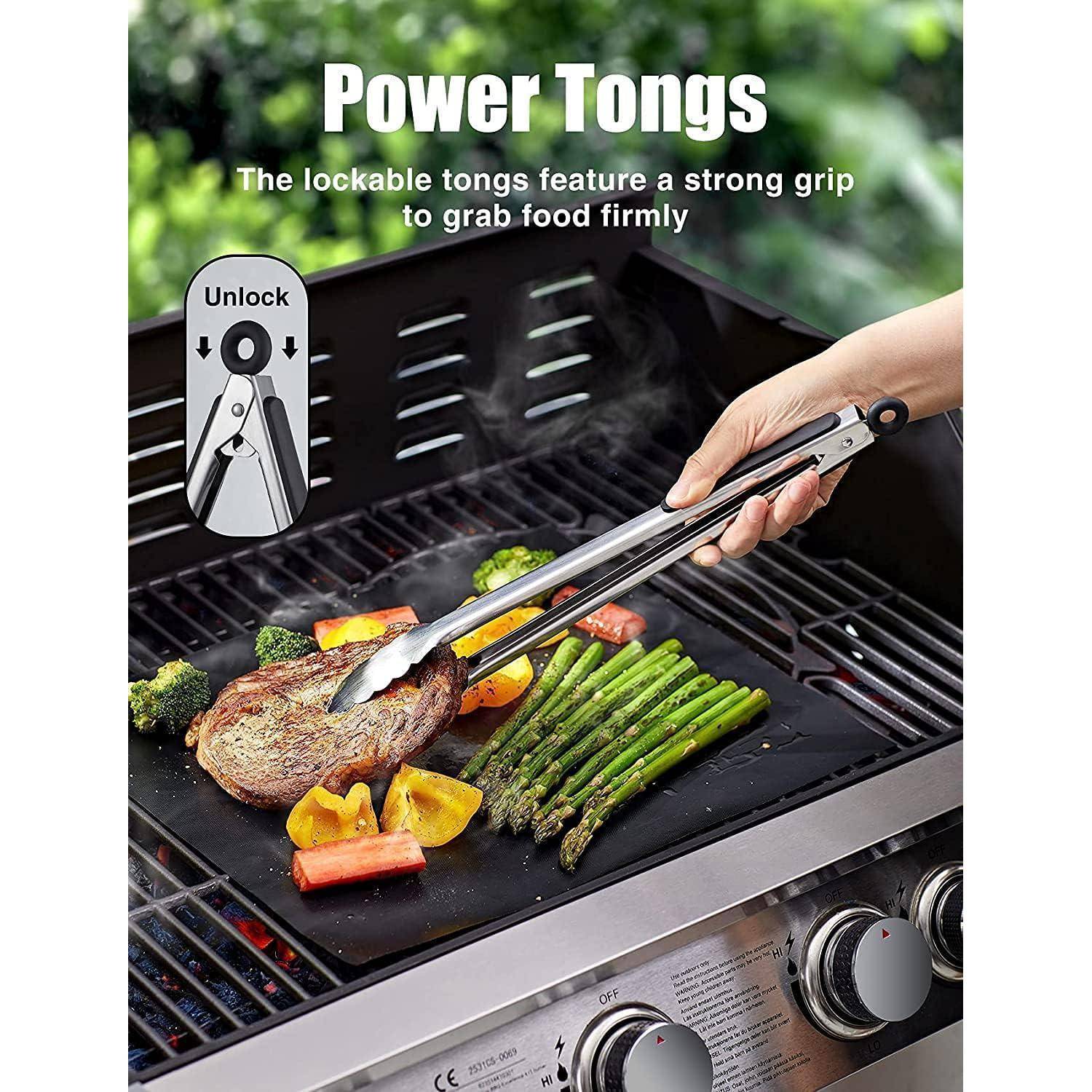 Eine Hand verwendet Power Tongs, um Steak, Kartoffeln, Spargel und Paprika auf einem Outdoor-Barbecue-Grill zu grillen. Text liest sich 