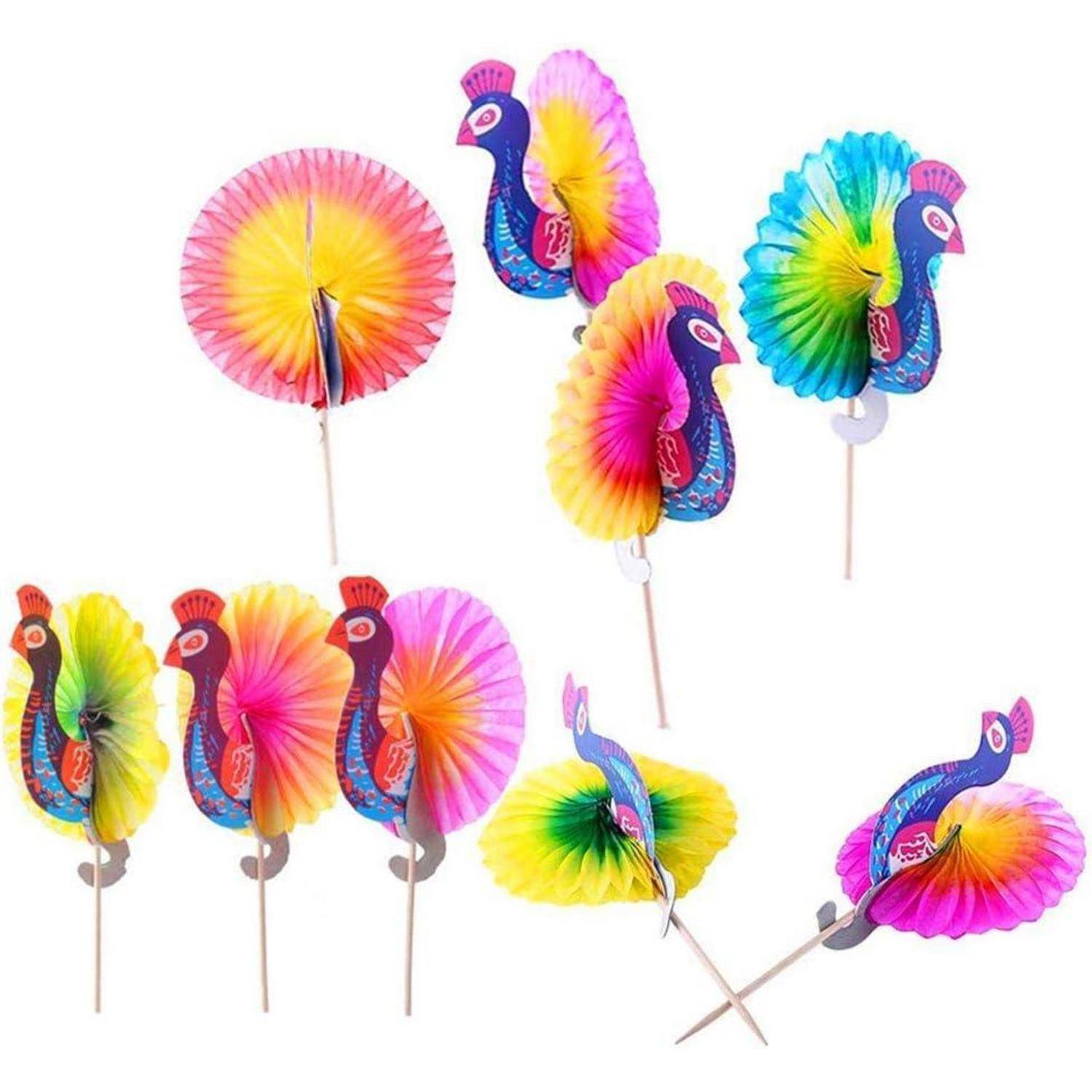 Bunte Papierpfauenfächer, die in verschiedenen offenen und geschlossenen Positionen angeordnet sind und lebendige Farbverläufe in Rosa, Gelb und Blau präsentieren.