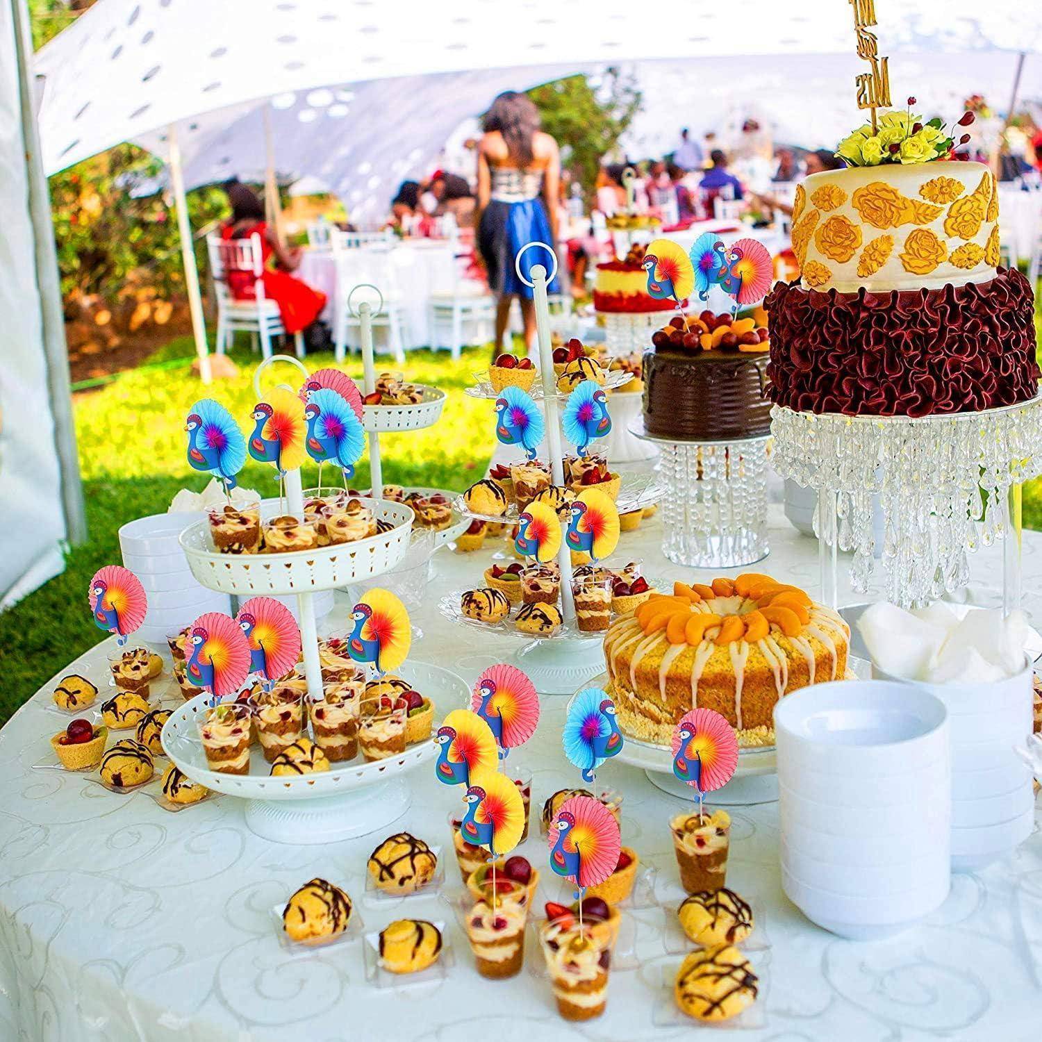 Ein dekorierter Tisch mit verschiedenen Desserts, darunter Cupcakes, Kuchen und Parfaits, unter einem Pavillon bei einer Outdoor-Veranstaltung.