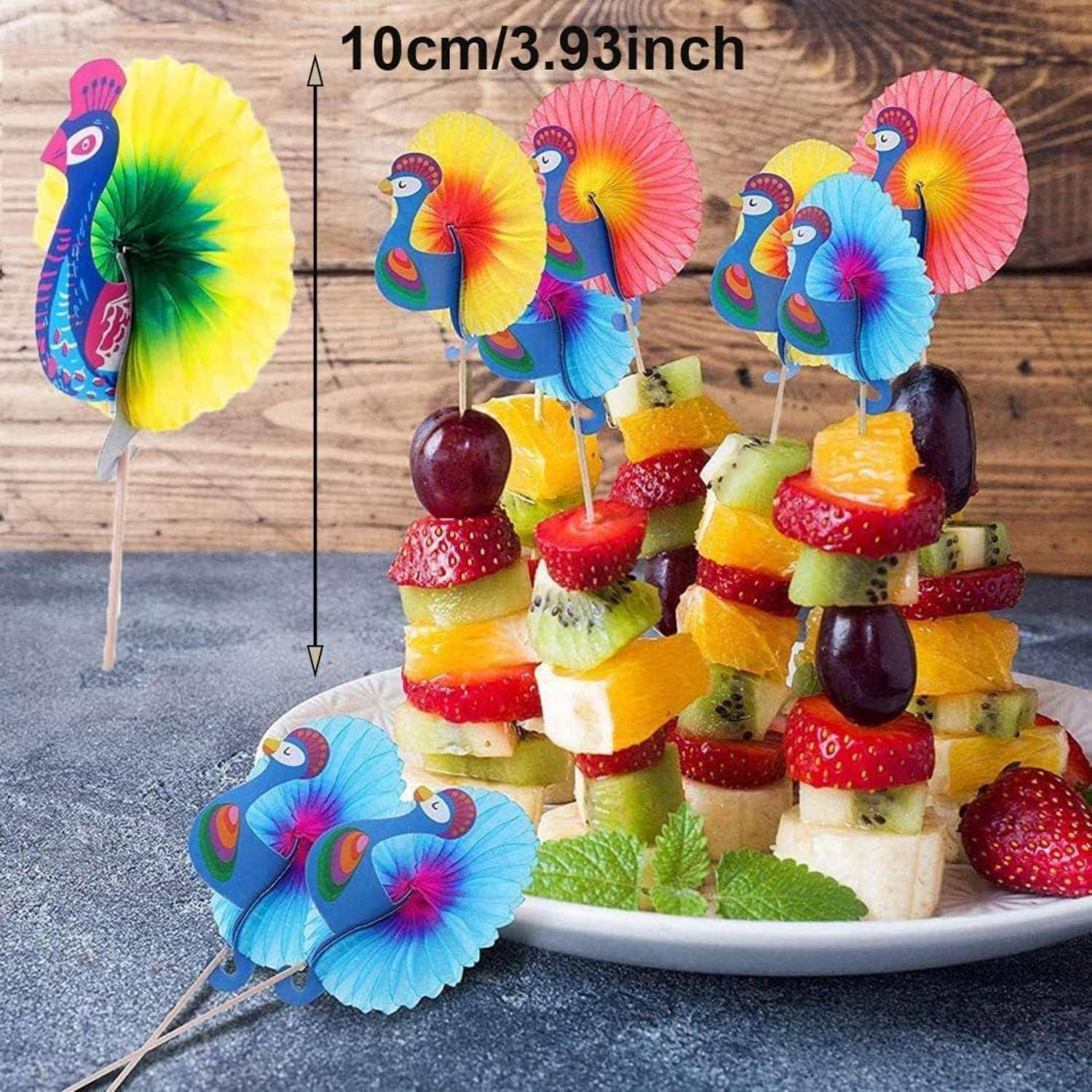Farbenfrohe, türkei-thematische Cocktail-Deko sitzen auf einem Obstspieß und messen ungefähr 10 cm in der Höhe. Ein rustikaler Holzhintergrund sorgt für zusätzlichen Kontrast.