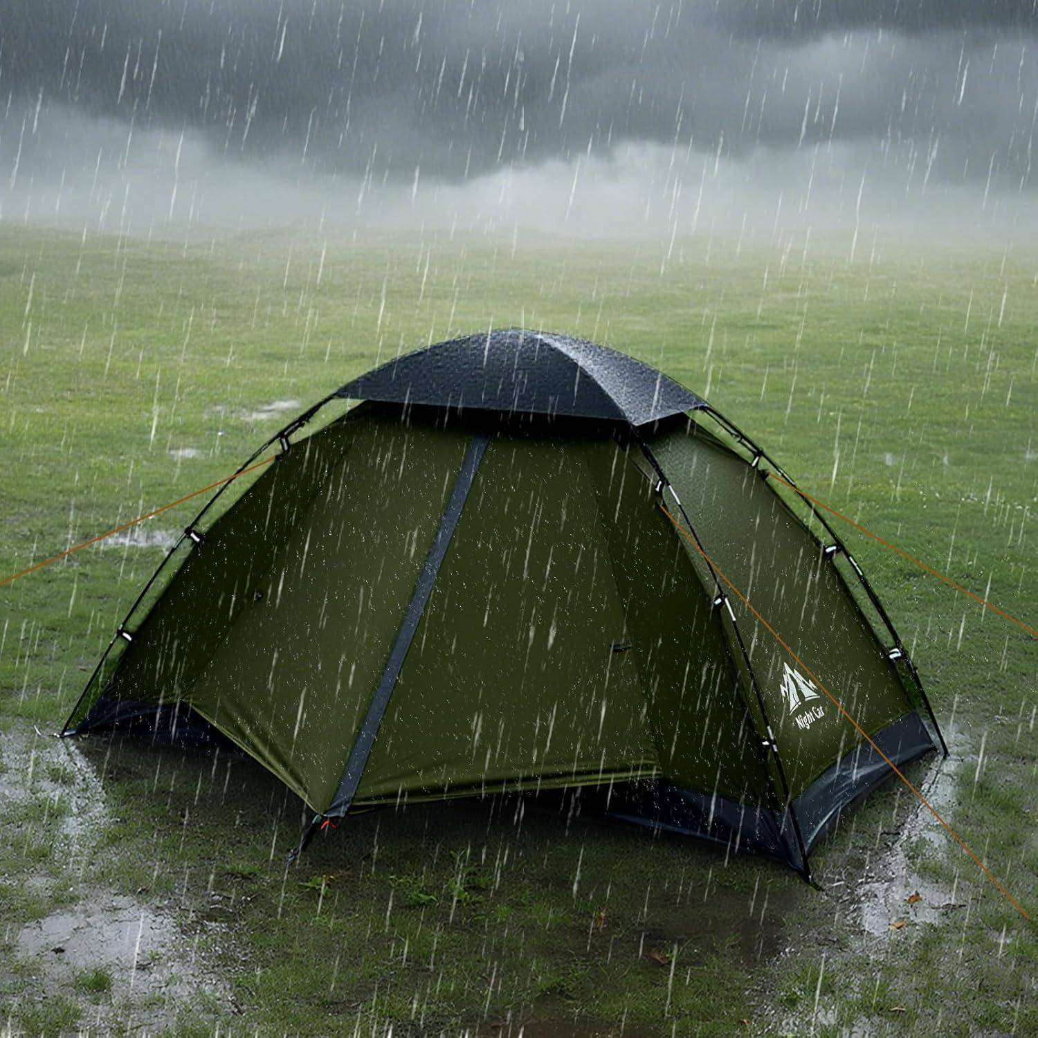 Ein grünes Zelt steht auf Gras während eines Regenstrurms, mit einem dunklen, wolkenverhangenen Himmel darüber, wobei es Widerstandsfähigkeit gegen das Wetter zeigt.