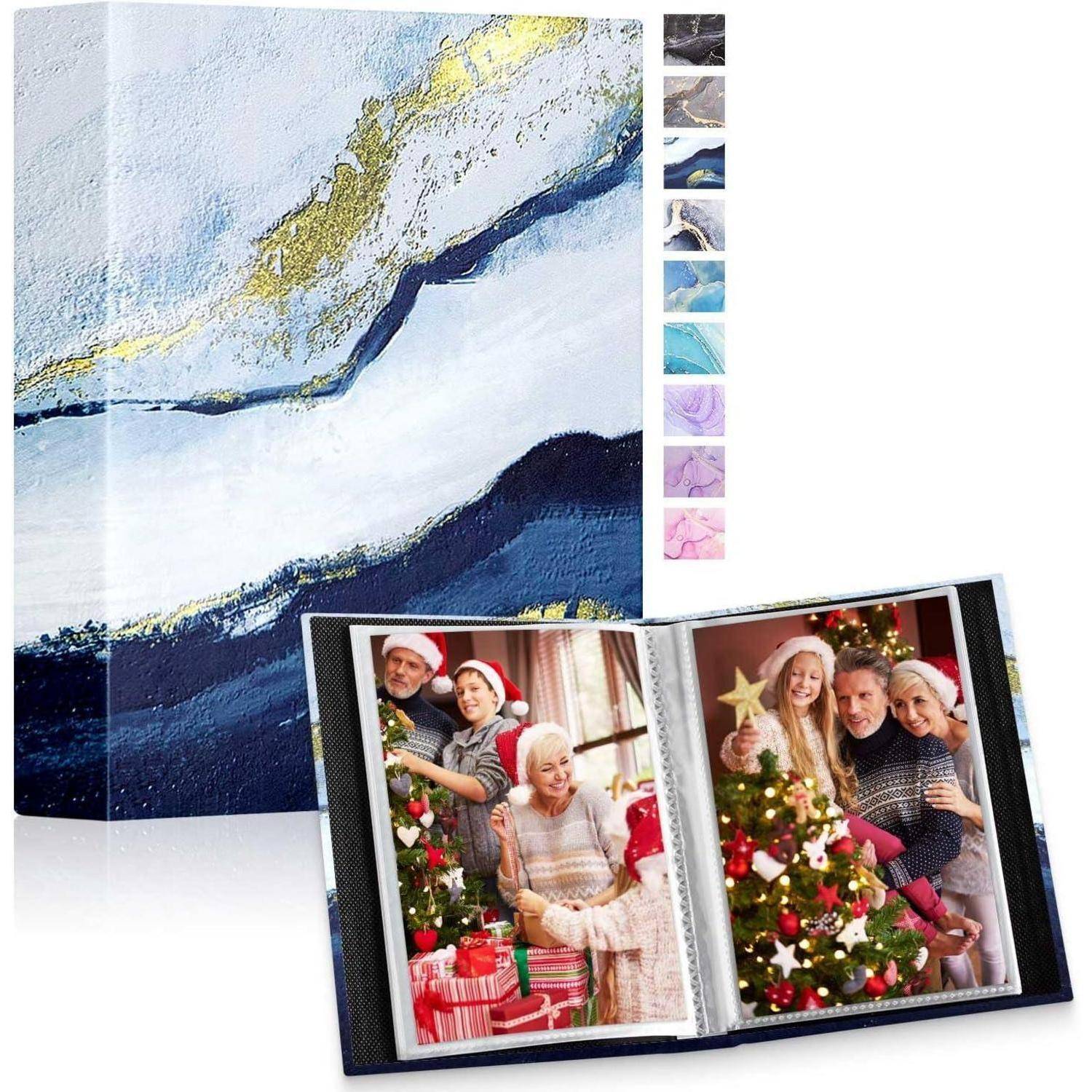 Fotoalbum mit abstraktem blau-goldenem Coverdesign. Geöffnet, zeigt es Familienferien-Fotos mit einem Weihnachtsbaum und Geschenken.