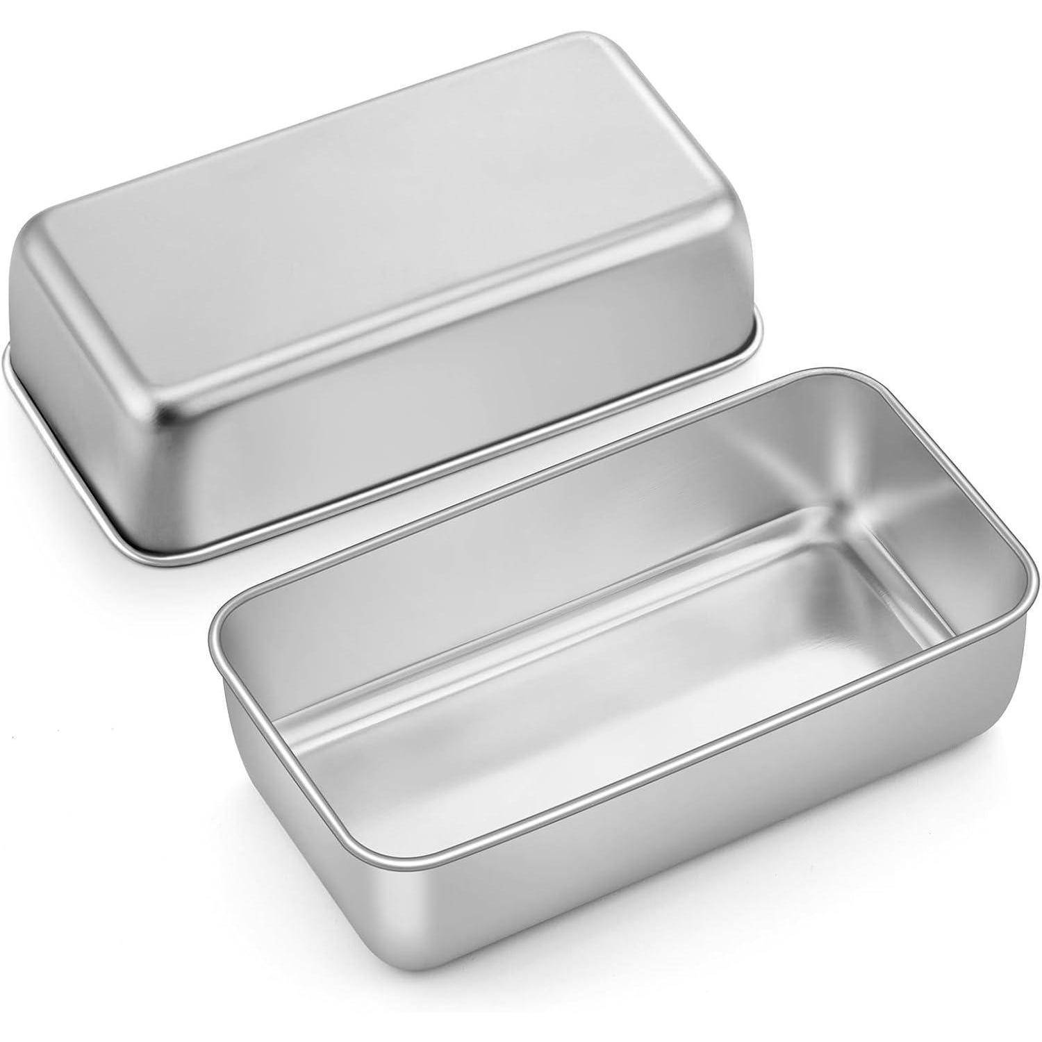 Eine rechteckige silberne Metalldose mit abnehmbarem Deckel, die üblicherweise zum Aufbewahren von Kleingegenständen oder als Serviergeschirr verwendet wird.