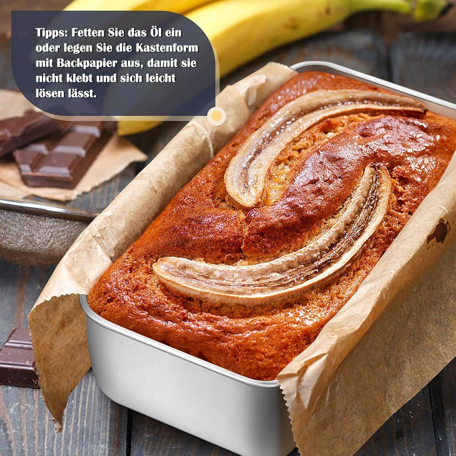 Ein Brotlaib aus Bananenbrot mit Bananenscheiben obenauf, auf Backpapier liegend. Eine Sprechblase gibt Tipps zur einfachen Entnahme aus der Form.