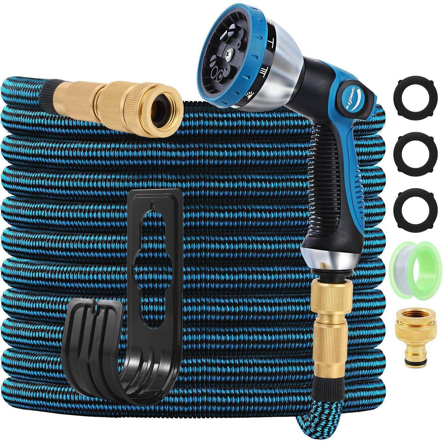 Ein flexibles Gartenschlauch-Set umfasst einen blauen und schwarzen erweiterbaren Schlauch, eine Sprühdüse mit mehreren Einstellungen, Messingverbinder und eine Wandhalterung.
