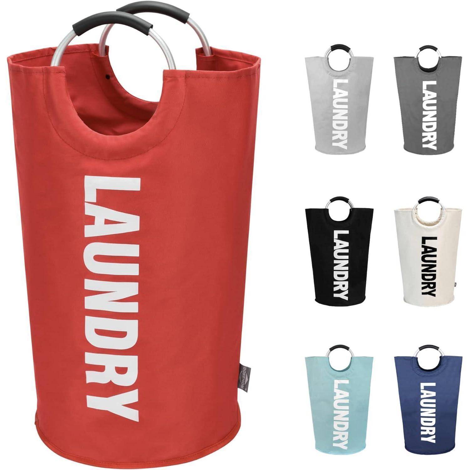 Ein großer roter Wäschekorb mit dem Wort 'LAUNDRY', vertikal in Weiß geschrieben. Kleinere Körbe in verschiedenen Farben sind rechts ausgestellt.