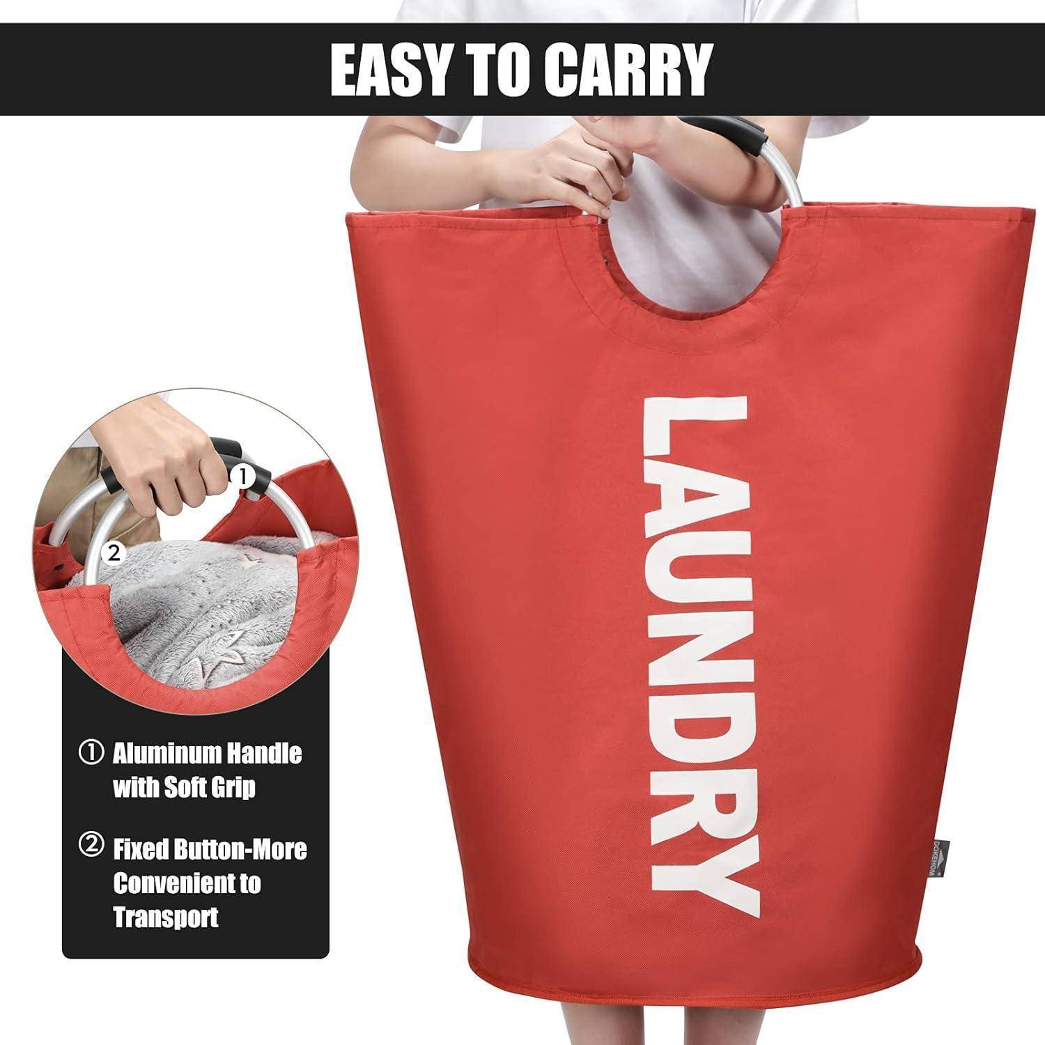 Roter Wäschesack mit 'LAUNDRY'-Schriftzug, ausgestattet mit einem Aluminiumgriff und weichem Griff. Hebt einfaches Tragen und einen festen Knopf hervor - für mehr Bequemlichkeit.