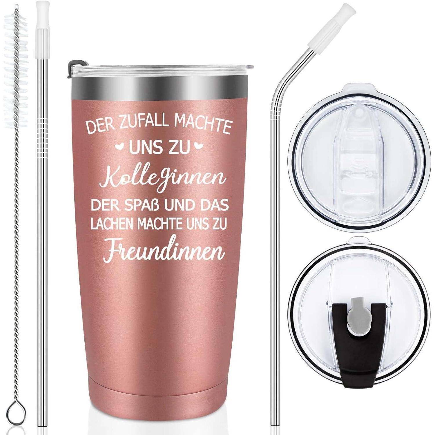Rosa Thermobecher mit deutscher Aufschrift über Freundschaft, daneben ein Strohhalm, eine Bürste und zwei verschiedene Deckel.