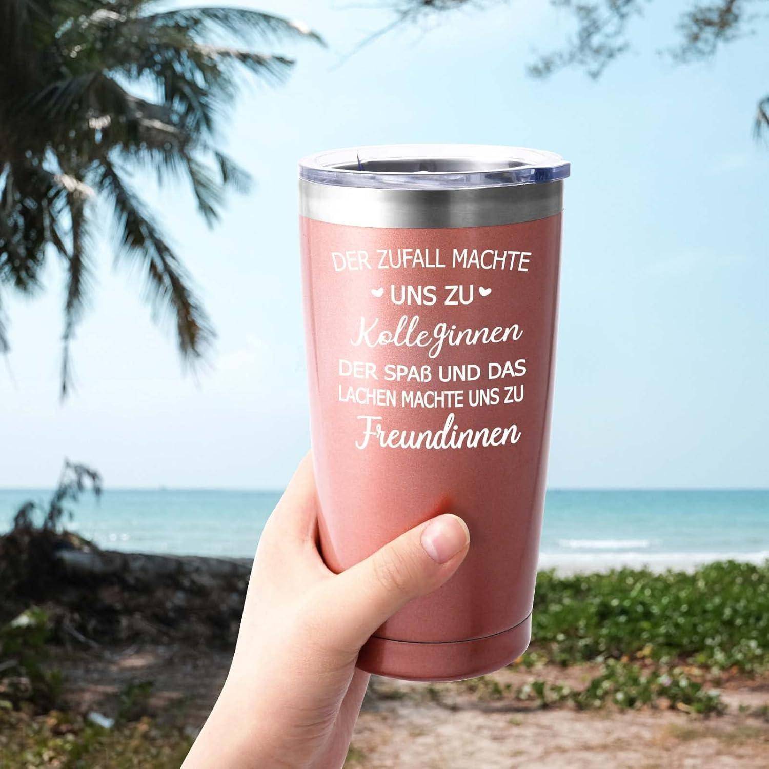 Eine Hand hält ein Glas mit dem deutschen Text: 