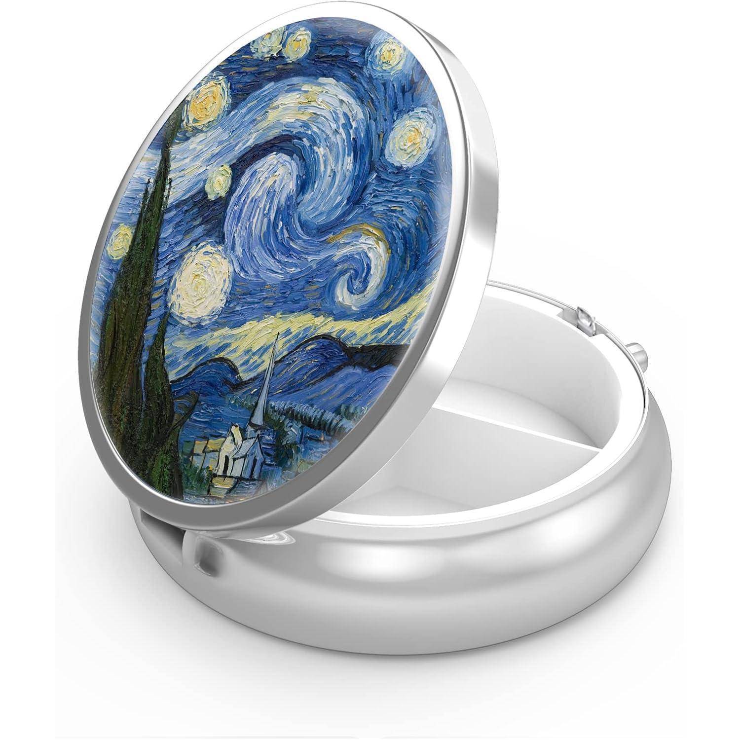 Eine runde silberne Pillendose mit Van Goghs 'Sternennacht' auf dem Deckel, die wirbelnde Sterne und einen Nachthimmel über einem Dorf zeigt.