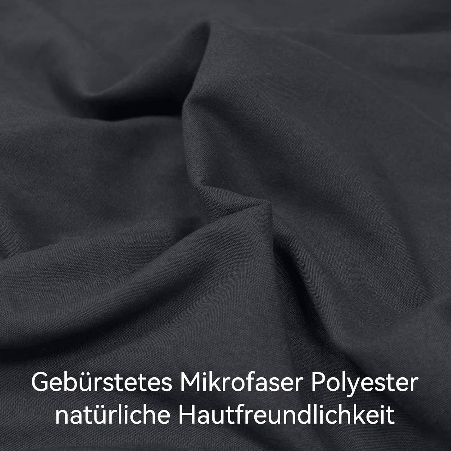 Dunkelgraues, glattes Gewebe mit weichen Falten. Text liest sich: ‚Gebürstetes Mikrofaser Polyester natürliche Hautfreundlichkeit', wobei dessen hautfreundliche Eigenschaften hervorgehoben werden.