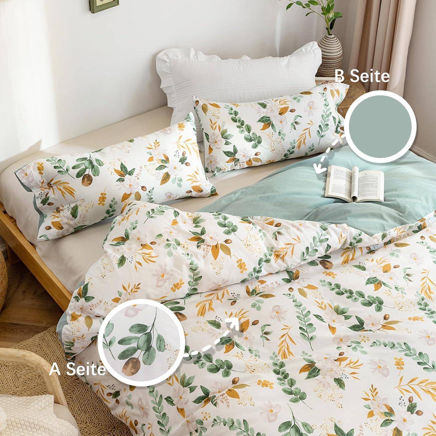 Ein Bett mit Bettwäsche und Kissen mit Blumenmuster, beschriftet mit 