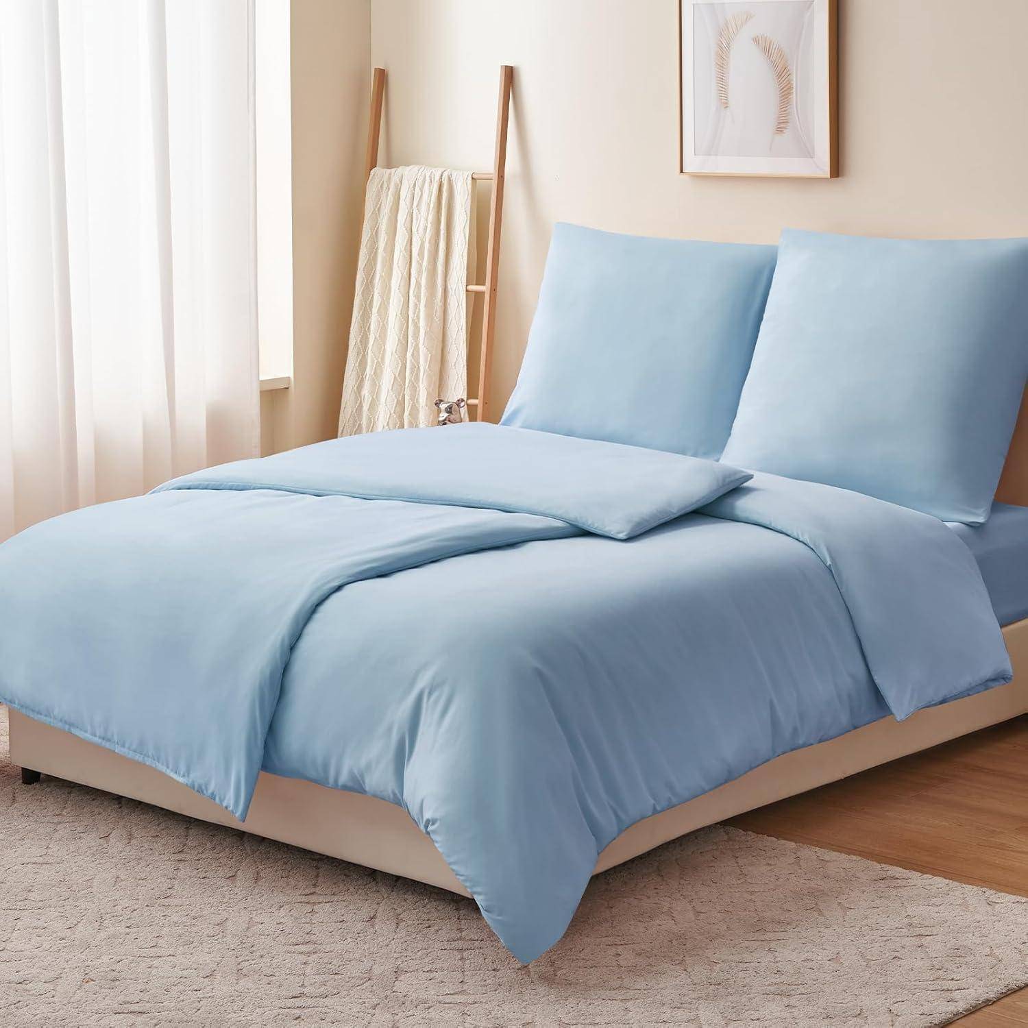 Ein ordentlich gemachtes Bett mit hellblauen Laken und Kissen in einem hell erleuchteten Schlafzimmer. Eine Leiter mit einer beigen Decke lehnt an der Wand.