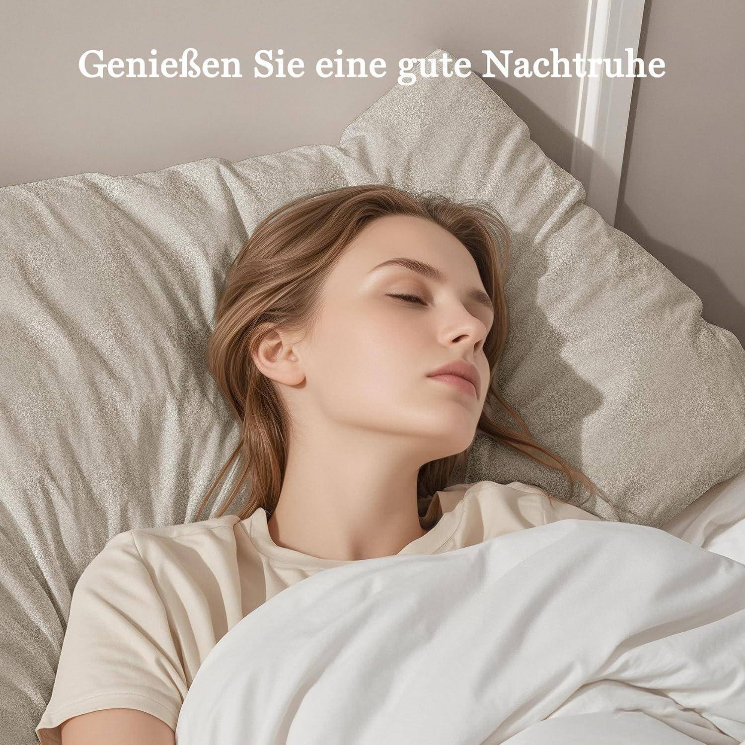Eine Frau in einem weißen Hemd schläft friedlich im Bett, den Kopf auf einem Kissen ruhend. Der Text darüber lautet 
