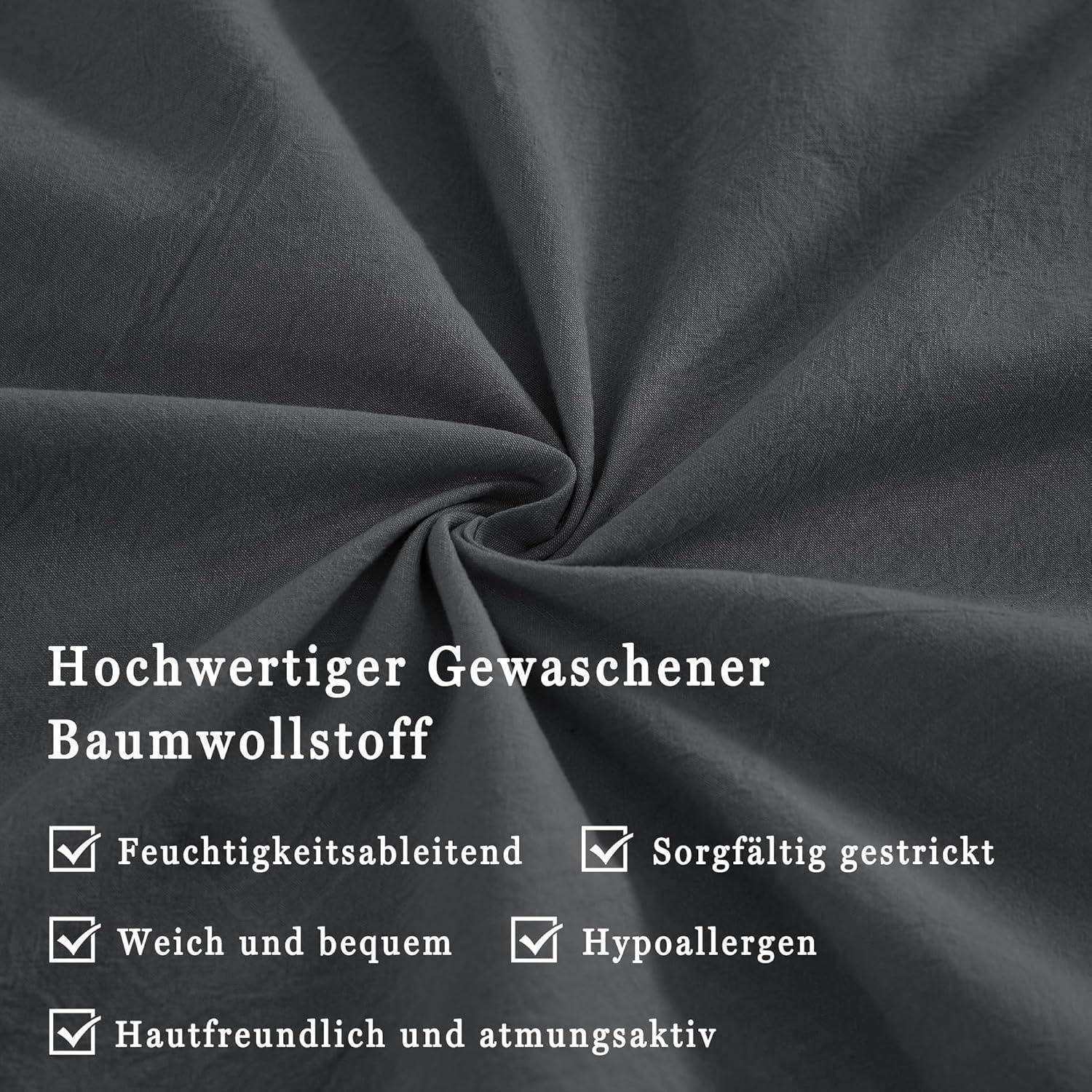 Dunkler Grauer Stoff mit Wirbelmustern, der Text auf Deutsch trägt: 'Hochwertiger Gewaschener Baumwollstoff', mit Häkchen versehen, die Eigenschaften wie Feuchtigkeitsresistenz, Komfort und hypoallergene Merkmale hervorheben.