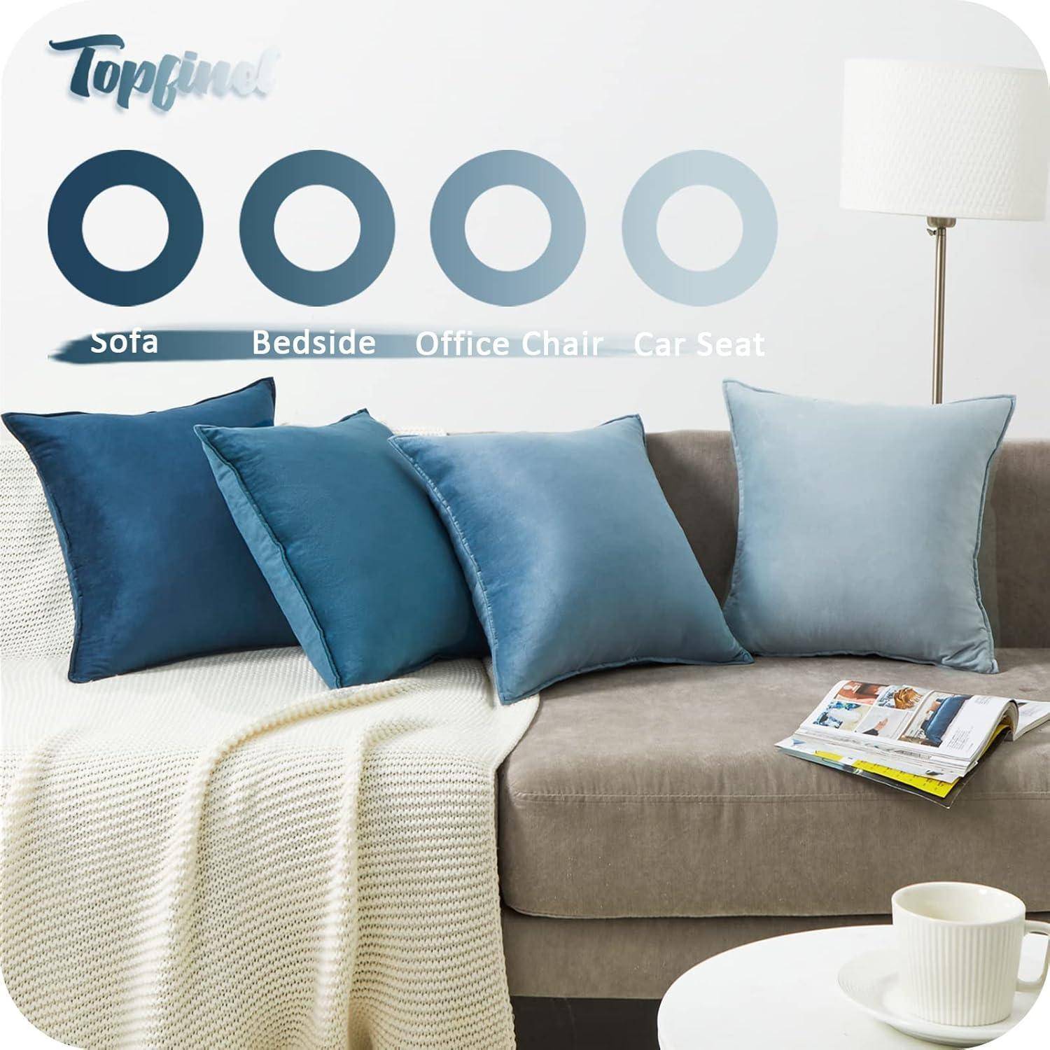 Eine Auswahl blauer Kissen wird auf einem beigen Sofa präsentiert, wobei jedes eine andere Nuance zeigt. Ein Magazin und eine Kuscheldecke sind ordentlich in der Nähe platziert.