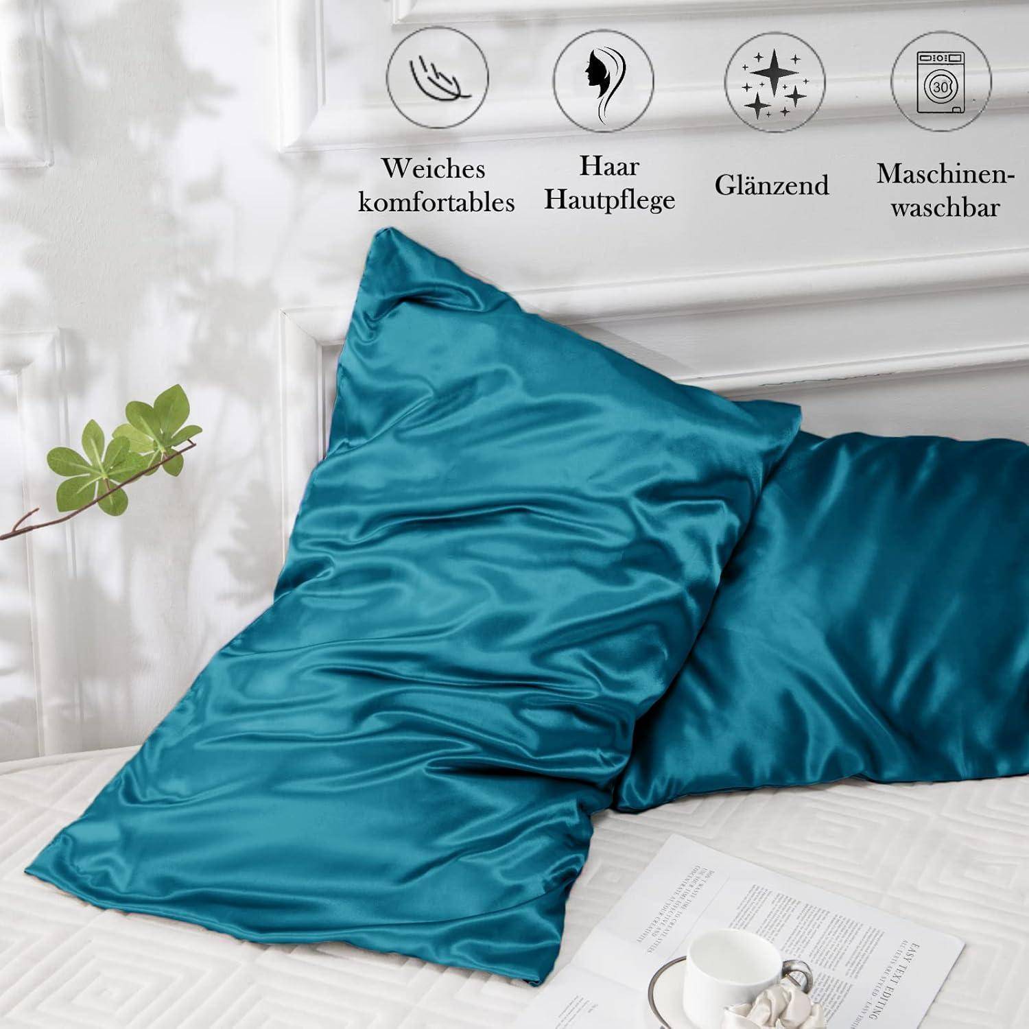 Türkisfarbener Satin-Kissenbezug auf einem Bett mit Symbolen darüber, die 