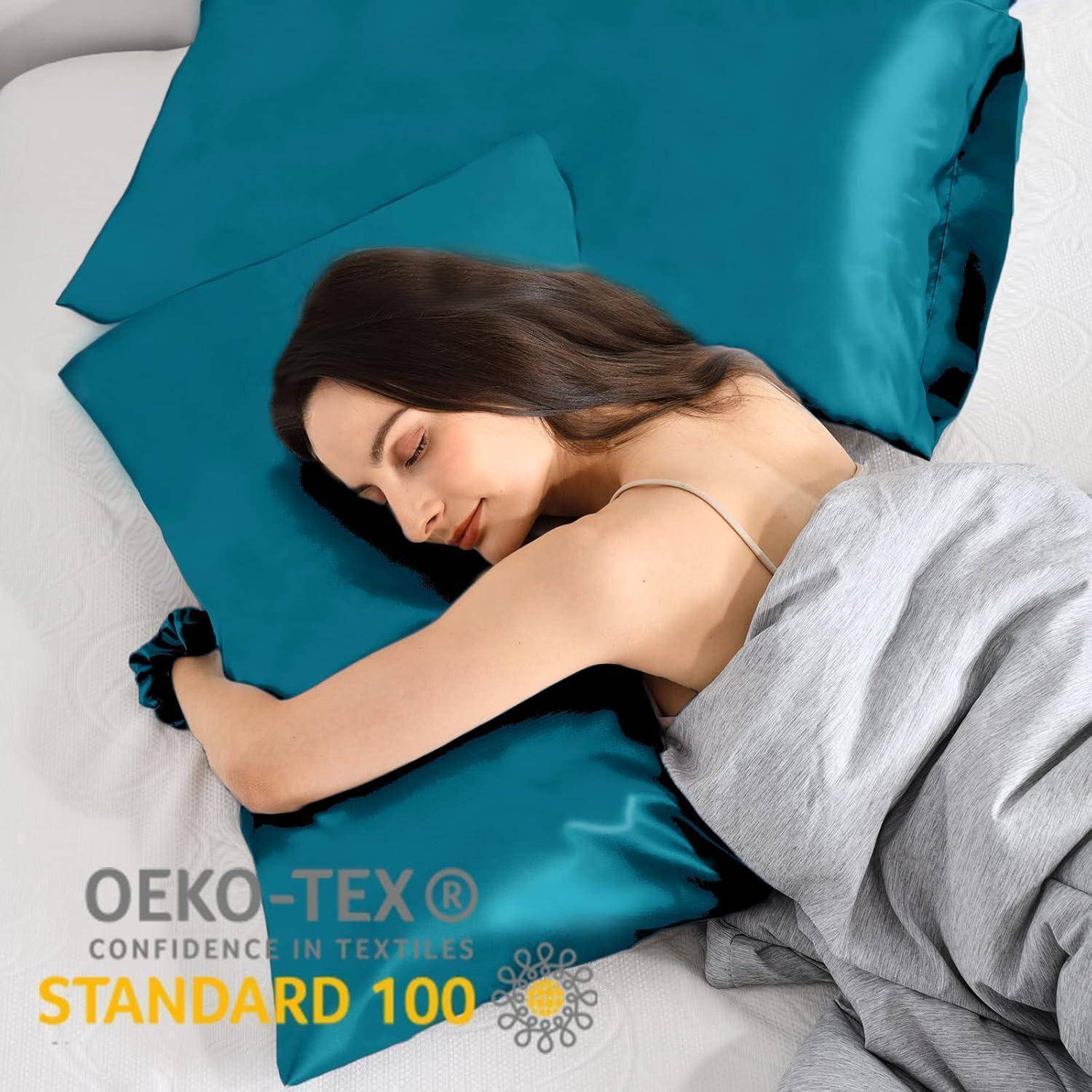Eine Frau schläft auf einem weißen Bett mit blauer Satin-Bettwäsche. Der Text lautet: „OEKO-TEX CONFIDENCE IN TEXTILES STANDARD 100
