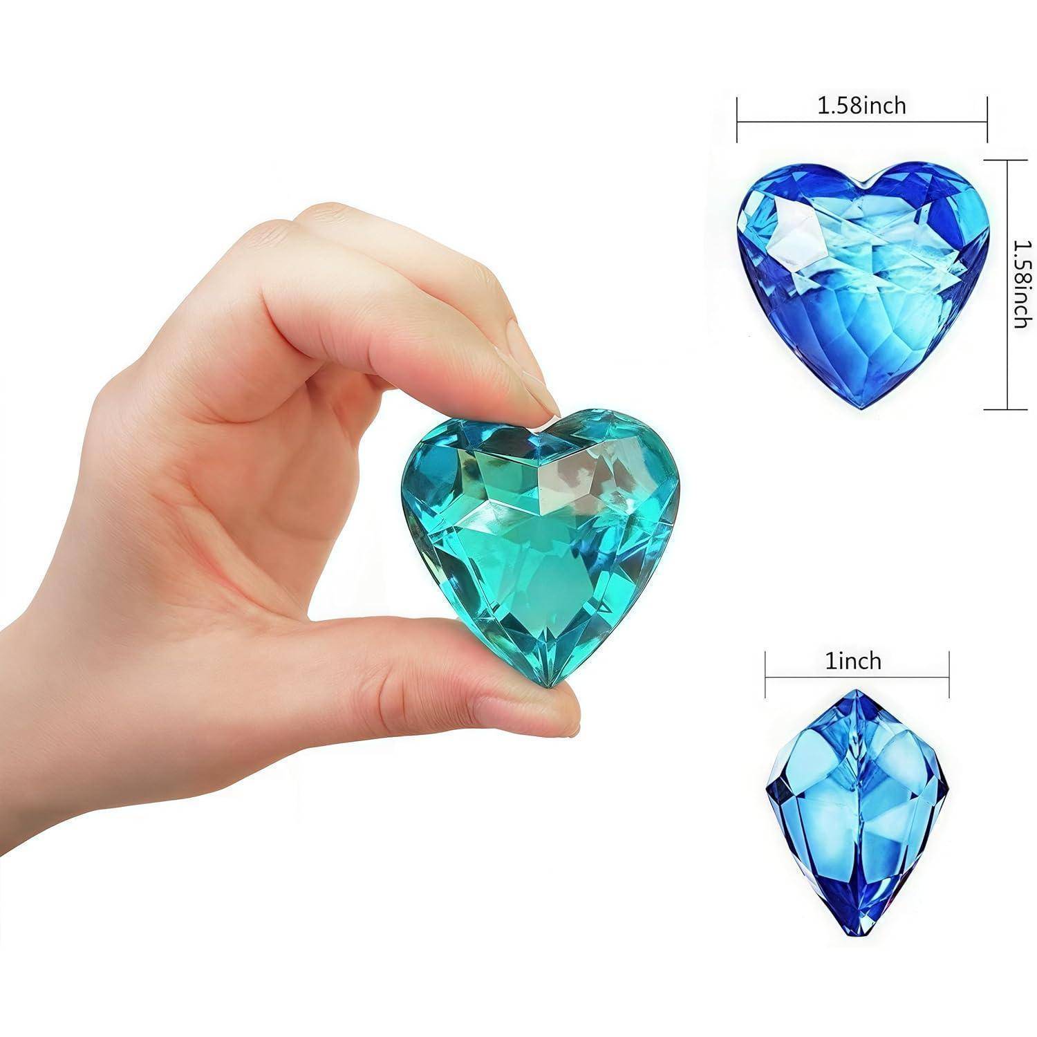 Eine Hand hält einen großen, blauen, herzförmigen Kristall mit einer Größe von 1,58 Zoll sowohl in der Breite als auch in der Höhe. Zwei kleinere blaue Kristalle sind daneben zu sehen.
