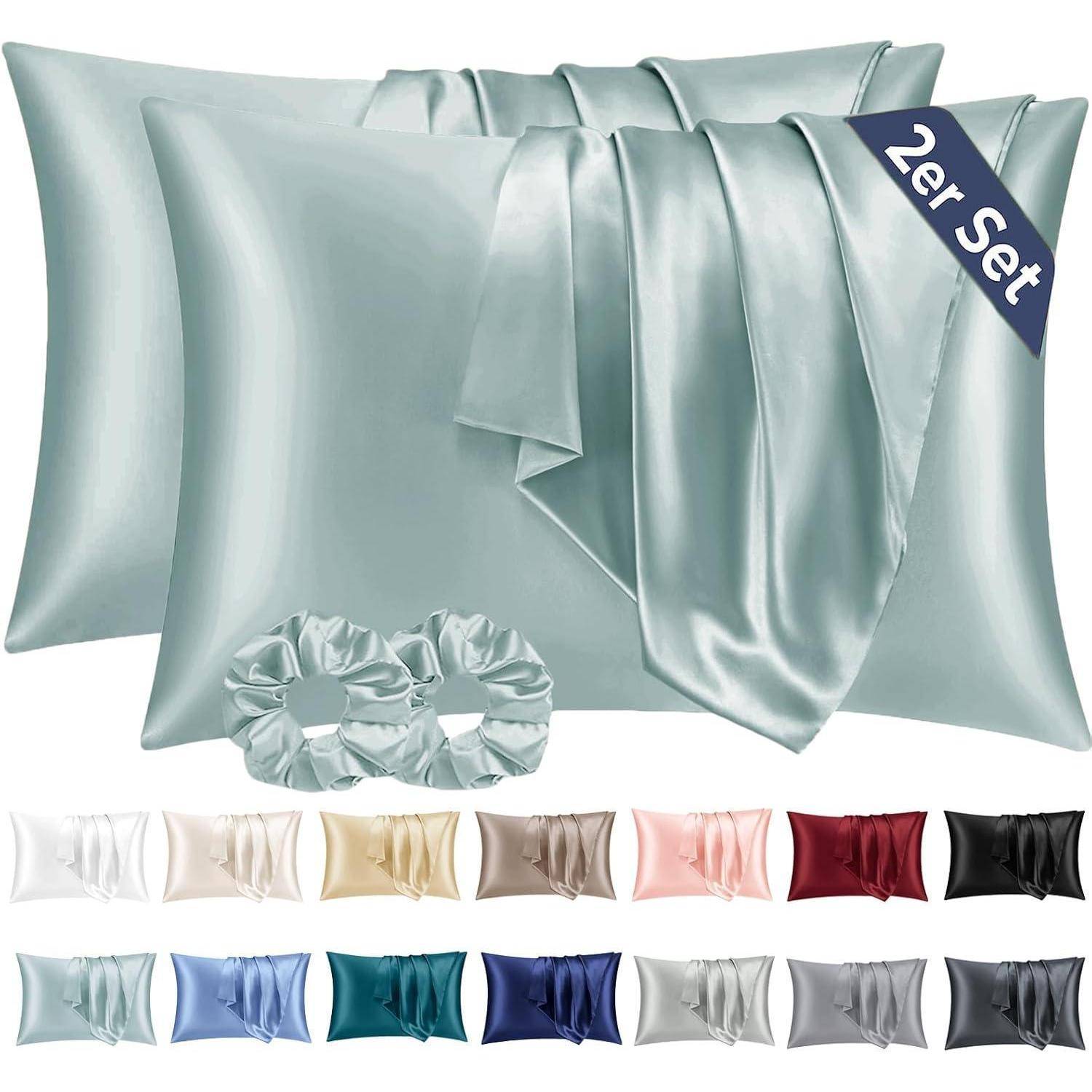 Ein Set aus zwei Kissenbezügen aus silberfarbenem Satin mit passenden Haargummis. Enthält eine Auswahl an Farben, die unten dargestellt sind.