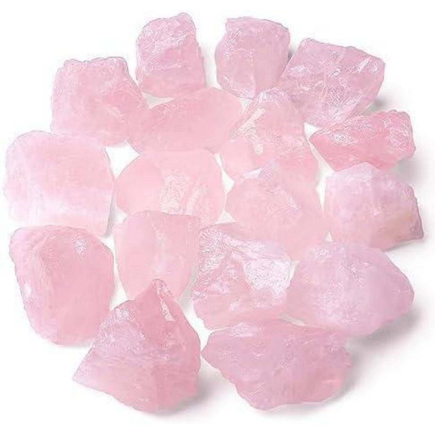 Grobe Rosenquarz-Steine, die in einem kreisförmigen Muster angeordnet sind und durchscheinende Rosa-Töne mit natürlichen, unebenen Oberflächen aufweisen.