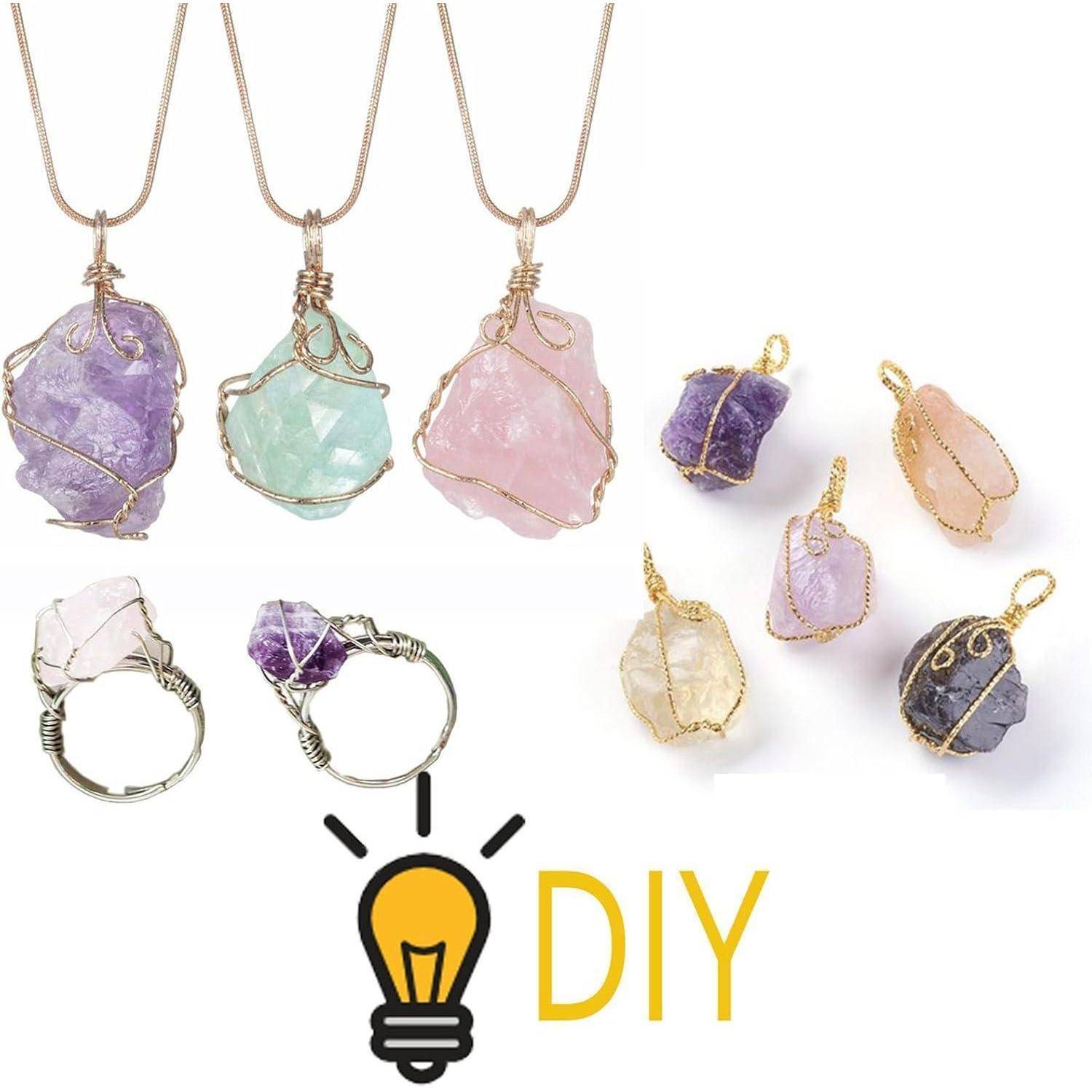 DIY-Schmuck-Set mit drahtumwickelten Kristallanhängern und Ringen, bestehend aus lila, mint-grünen und rosa Steinen an Ketten, präsentiert mit einem Glühbirnen-Symbol.